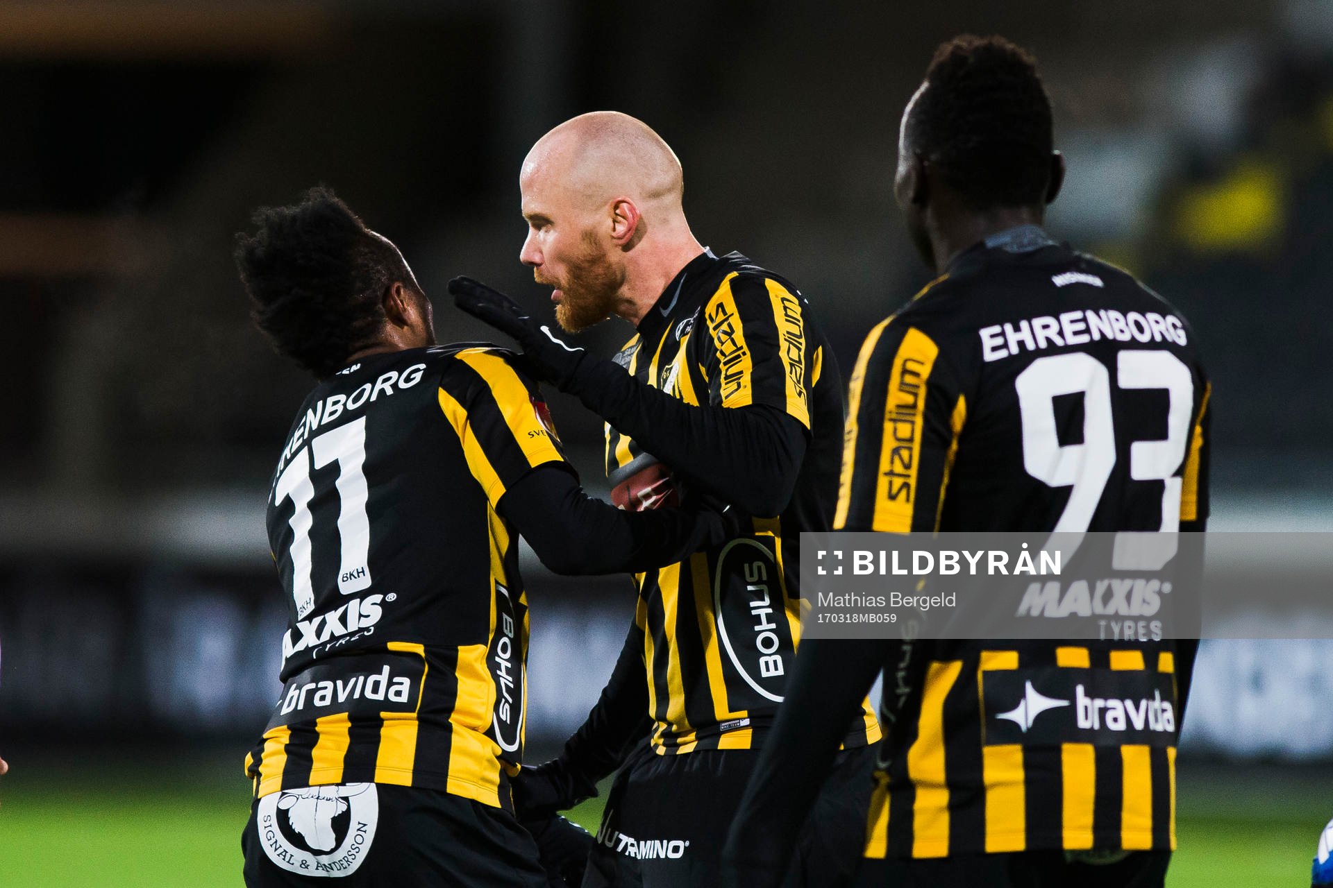 Häckens Nasiru Mohammed håller undan Alexander Farnerud