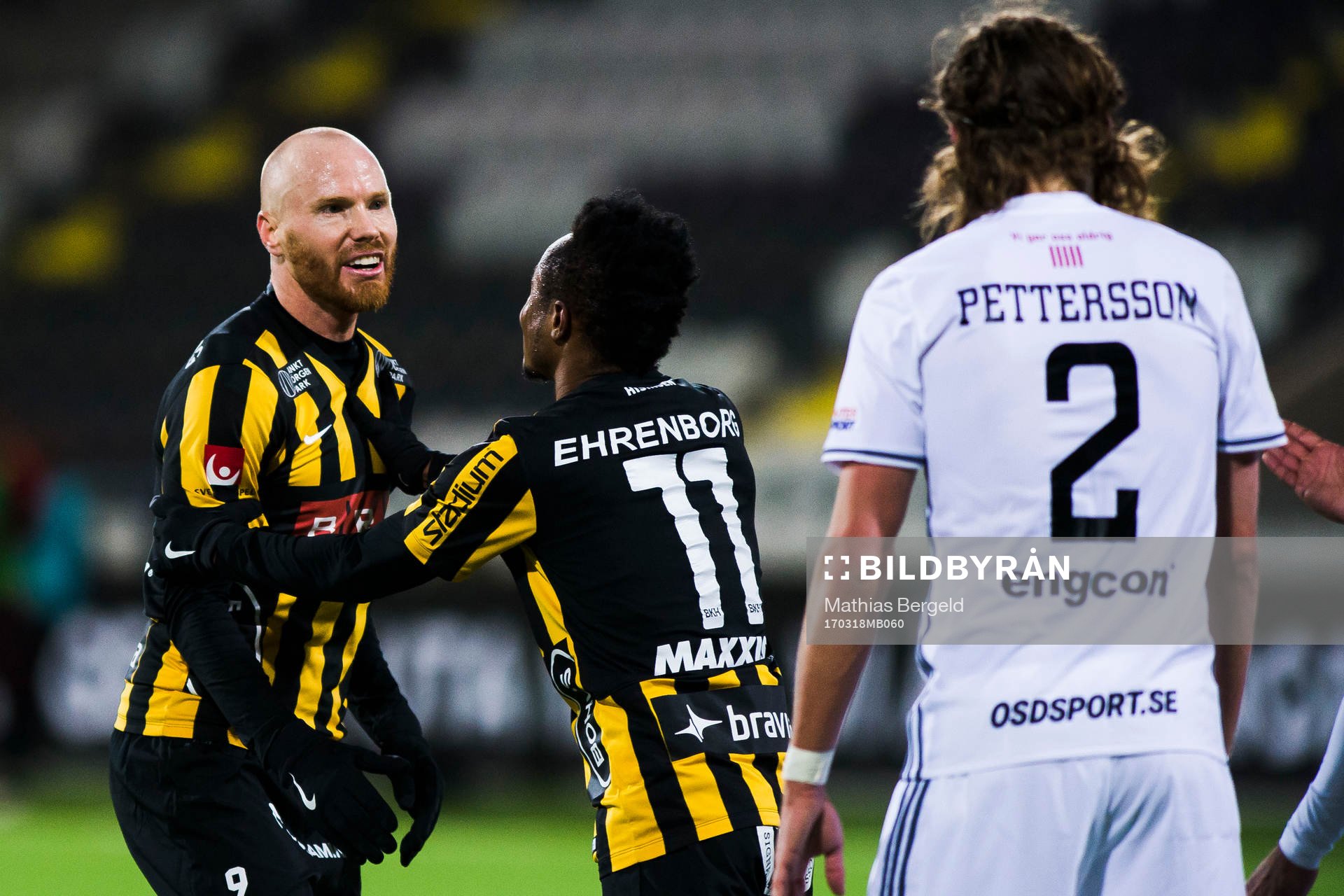 Häckens Nasiru Mohammed håller undan Alexander Farnerud