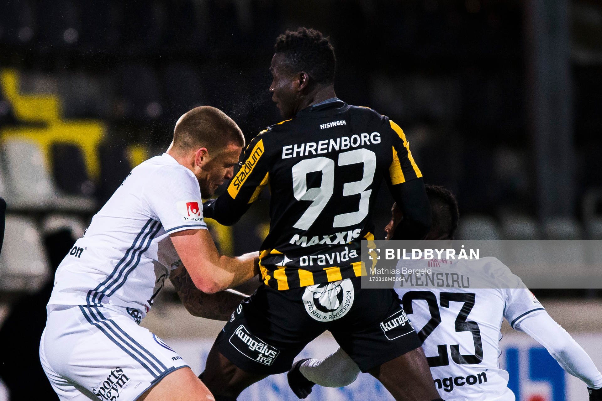 Östersunds Douglas Bergqvist i nickduell med Häckens