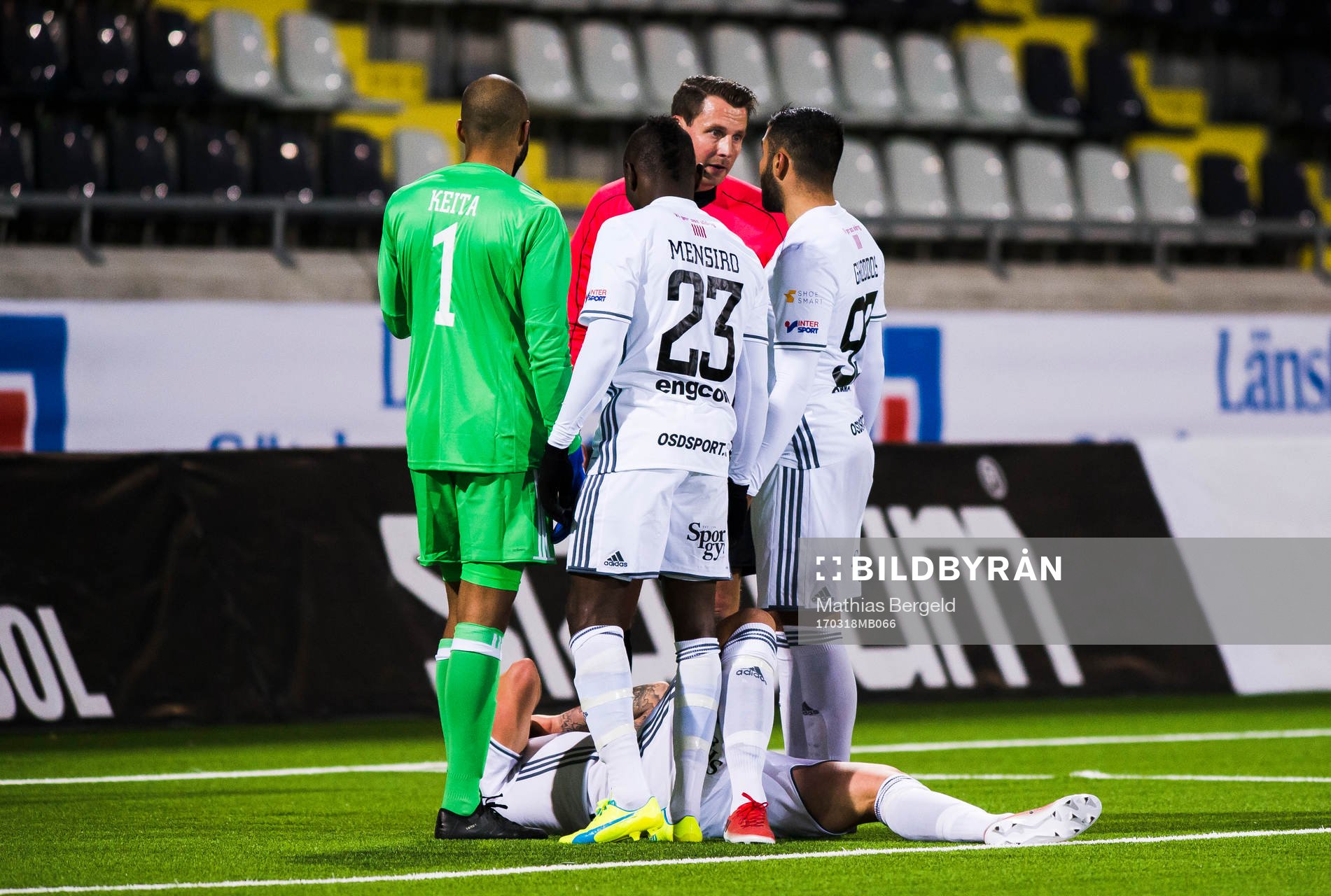 Östersunds Douglas Bergqvist ligger ner medan