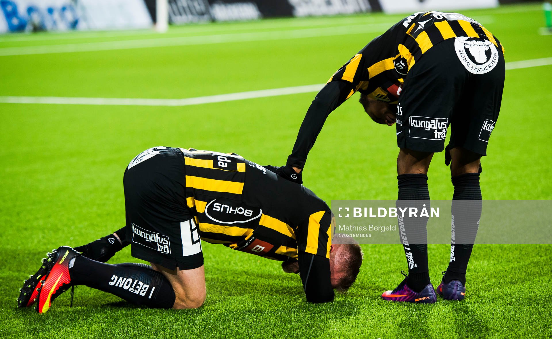Häckens Alexander Faltsetas har ont och lagkamraten Nasiru
