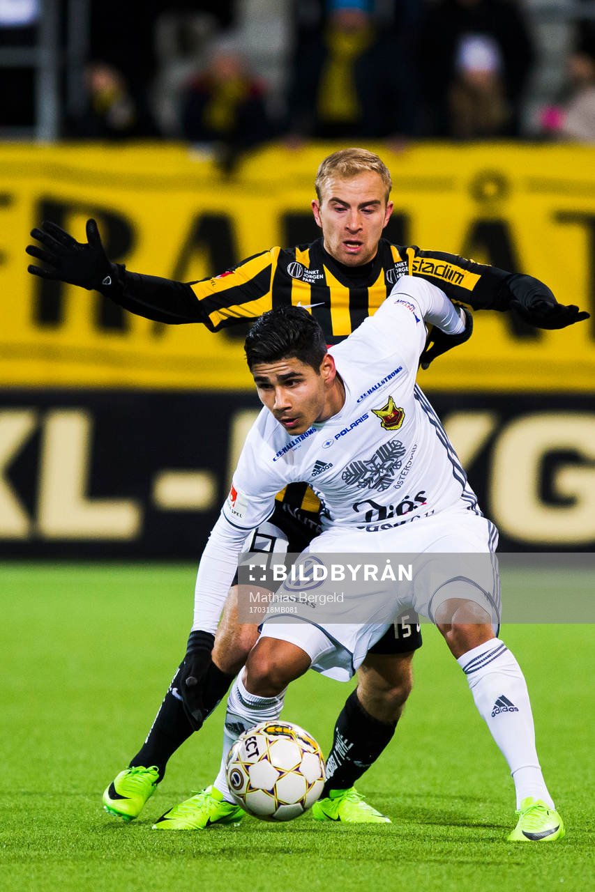 Häckens Kari Arkivuo och Östersunds Hossam Aiesh i kamp