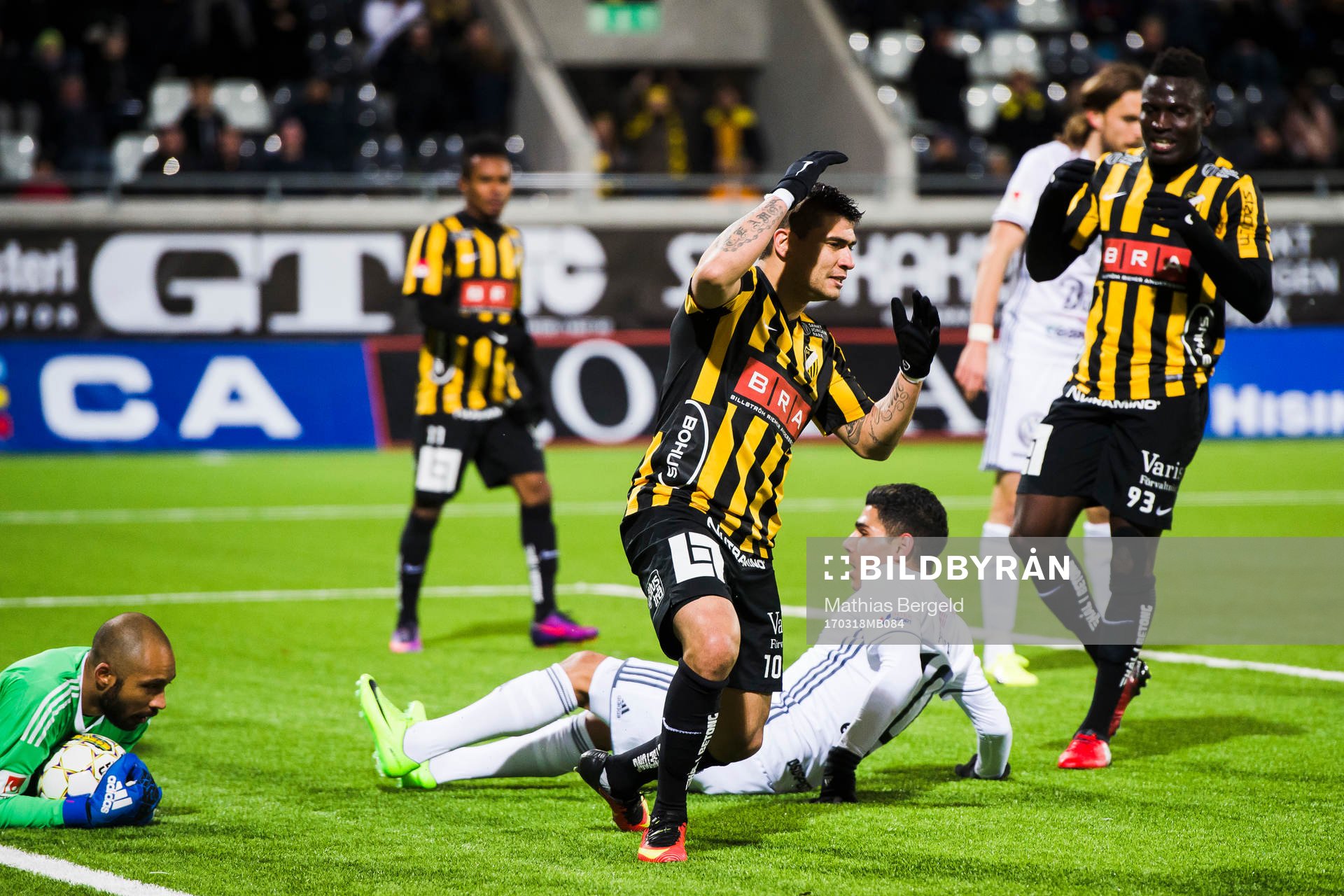 Östersunds Hossam Aiesh ser målvakt Aly Keita rädda och