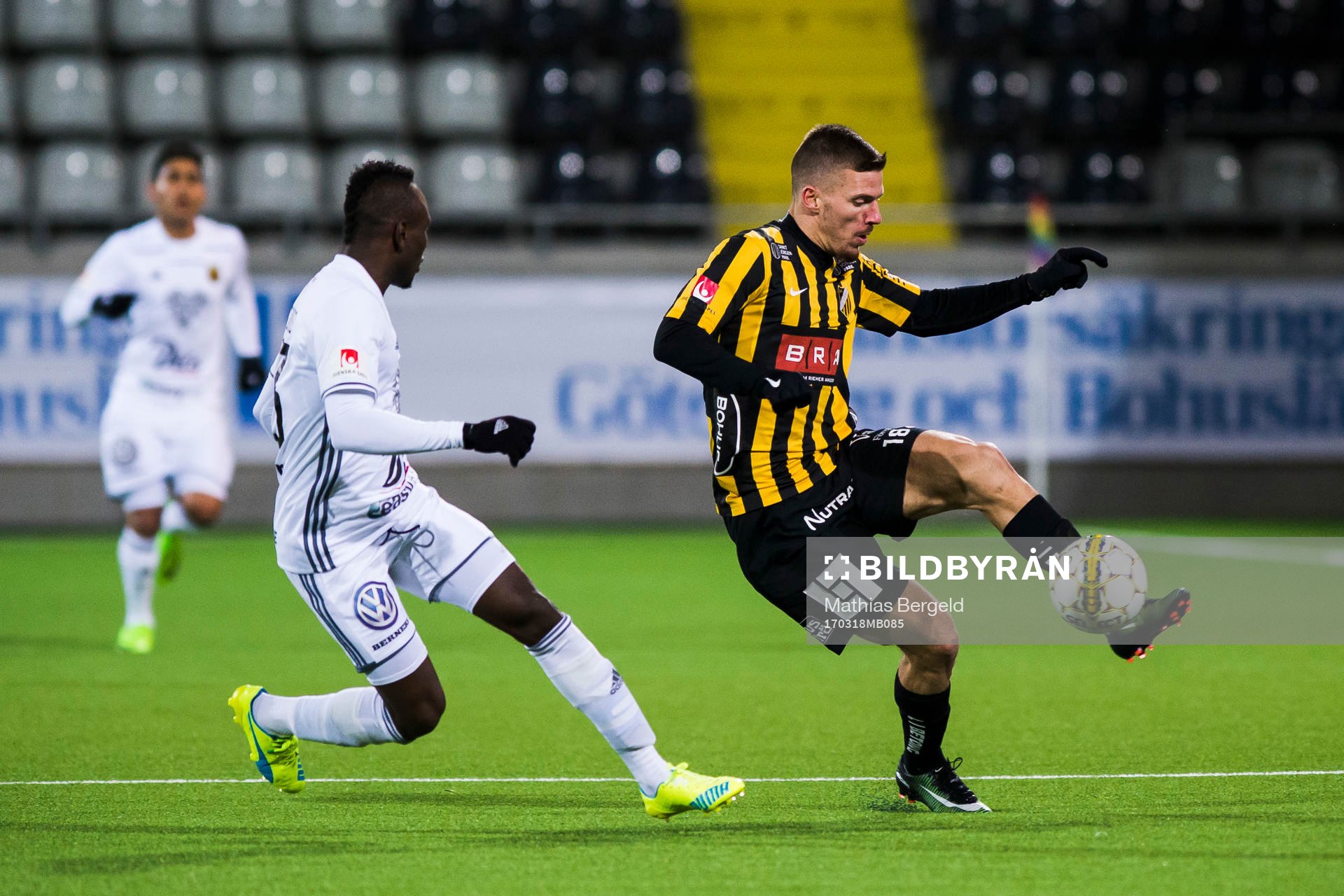Östersunds Samuel Mensiro och Häckens Shkodran Maholli