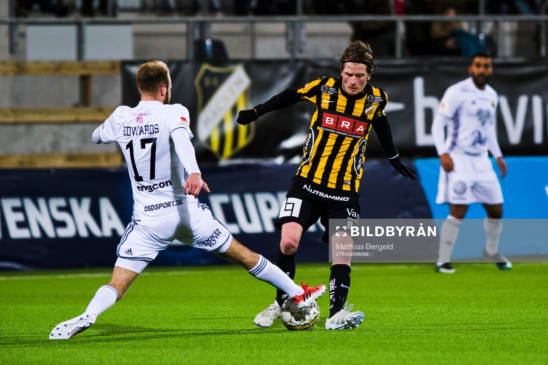Östersunds Curtis Edwards och Häckens Erik Friberg i kamp