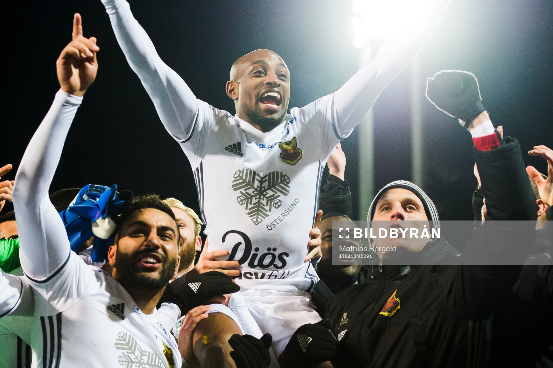 Östersunds Fouad Bachirou jublar och lyfts av lagkamrater
