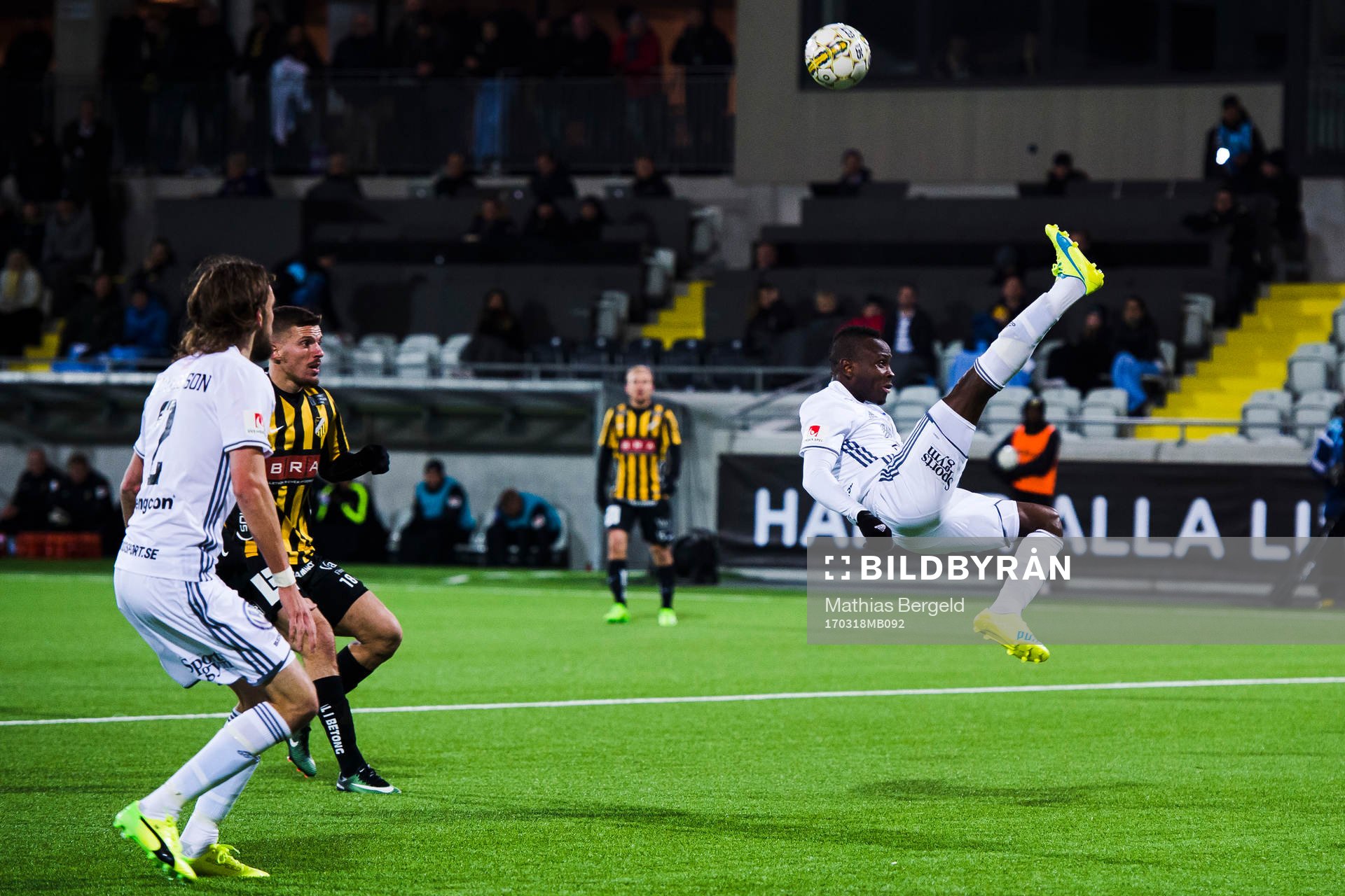 Östersunds Samuel Mensiro rensar bollen