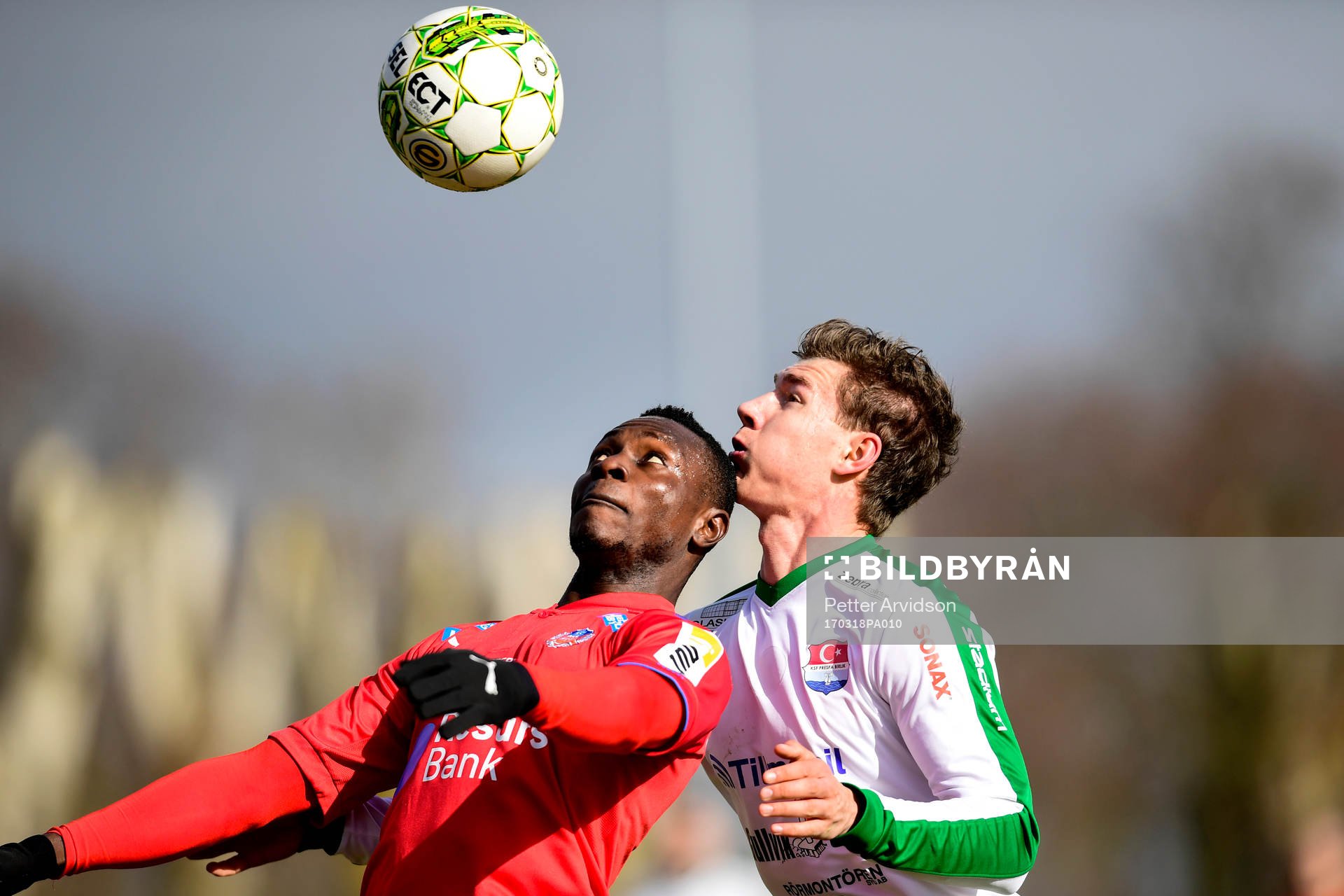 Helsingborgs Oke Akpoveta och Prespas Victor Sköld under en träningsmatch i fotboll mellan Helsingborg och Prespa Birlik den 18 mars 2017 i Strövelstorp.