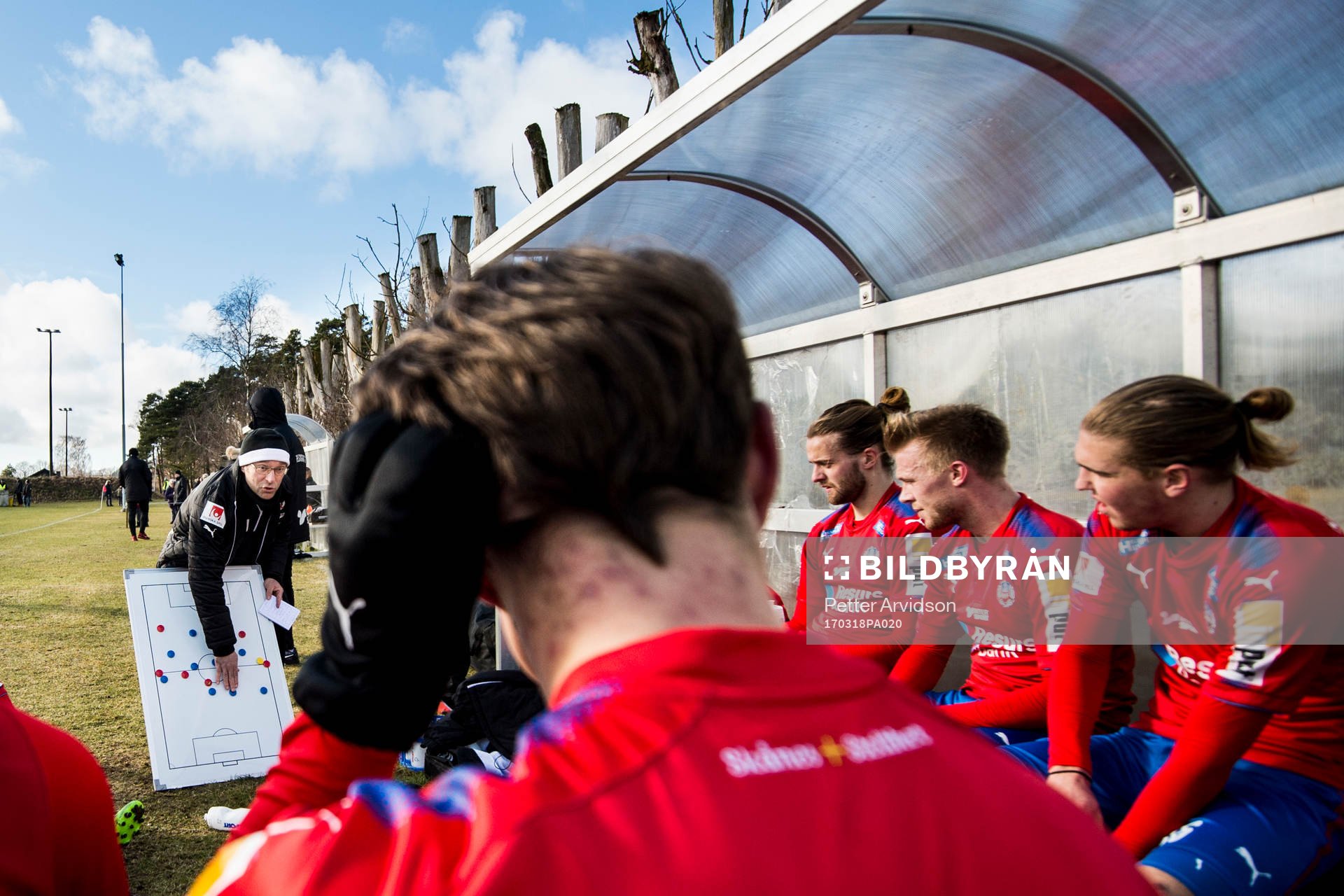 Helsingborgs tränare Per-Ola Ljung håller genomgång i