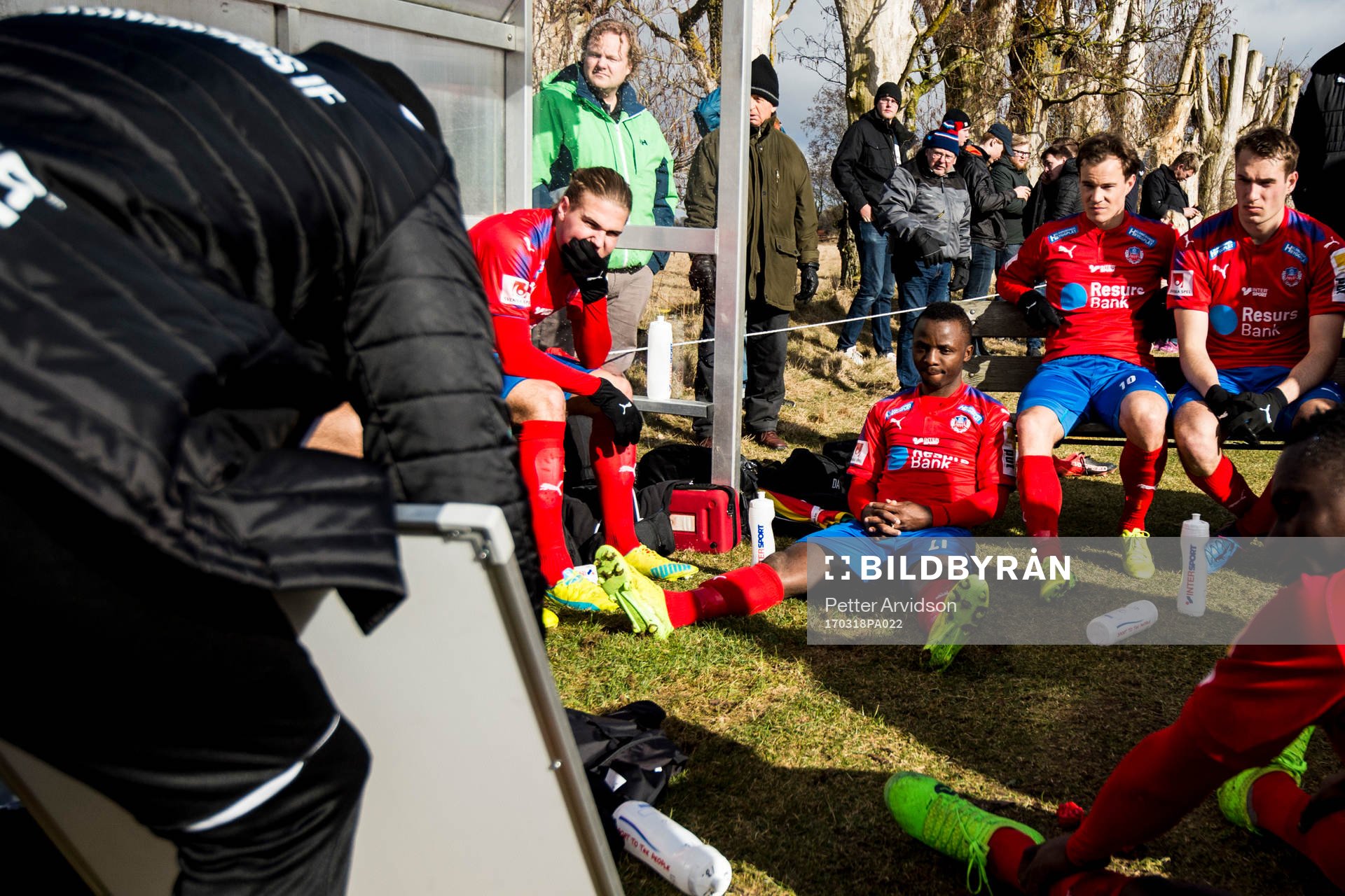 Helsingborgs Charlie Weberg, Monday Samuel, Anton Wede och Frederik Helstrup lyssnar när tränare Per-Ola Ljung håller genomgång i halvtidsvilan under en träningsmatch i fotboll mellan Helsingborg och Prespa Birlik den 18 mars 2017 i Strövelstorp.