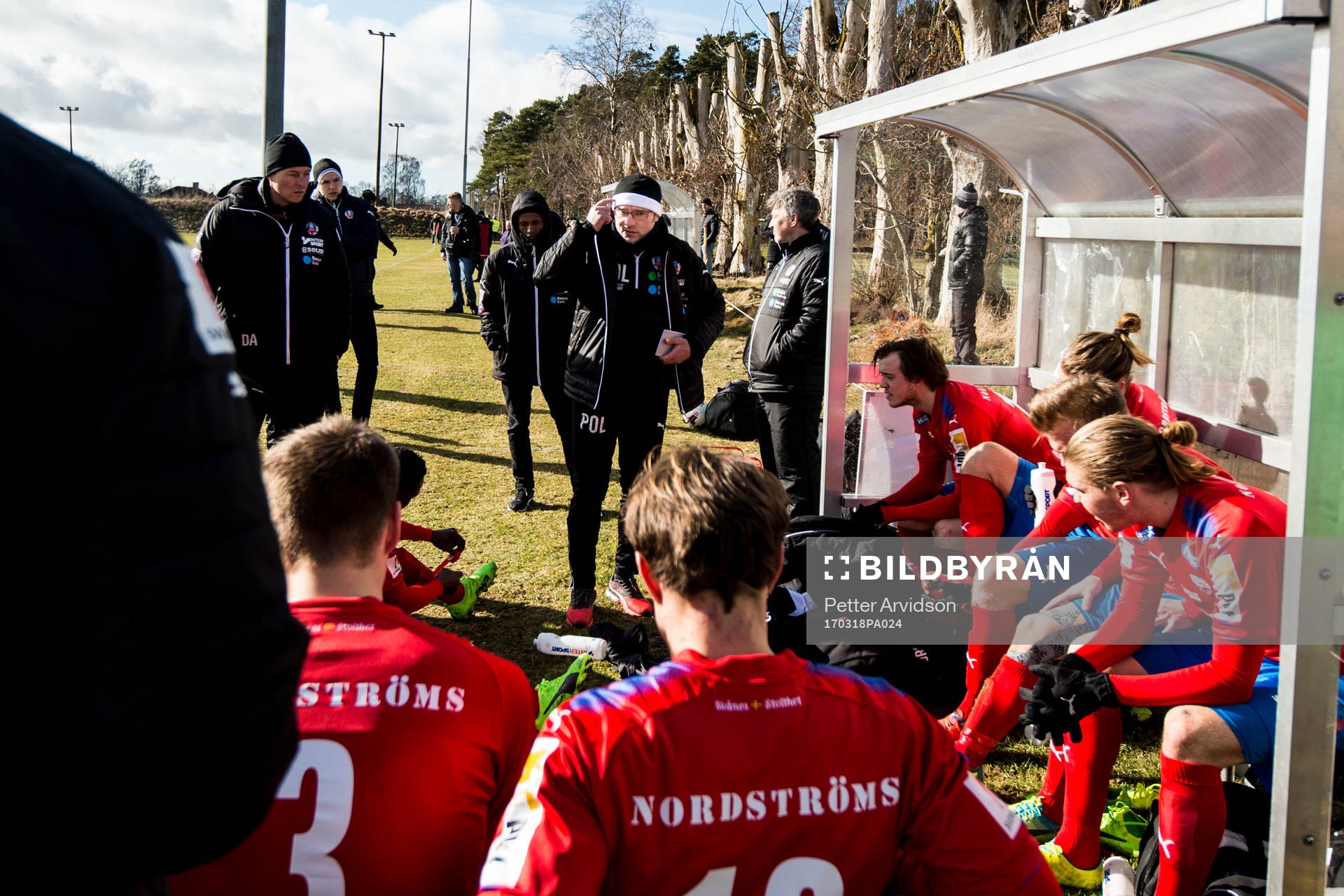 Helsingborgs tränare Per-Ola Ljung håller genomgång i