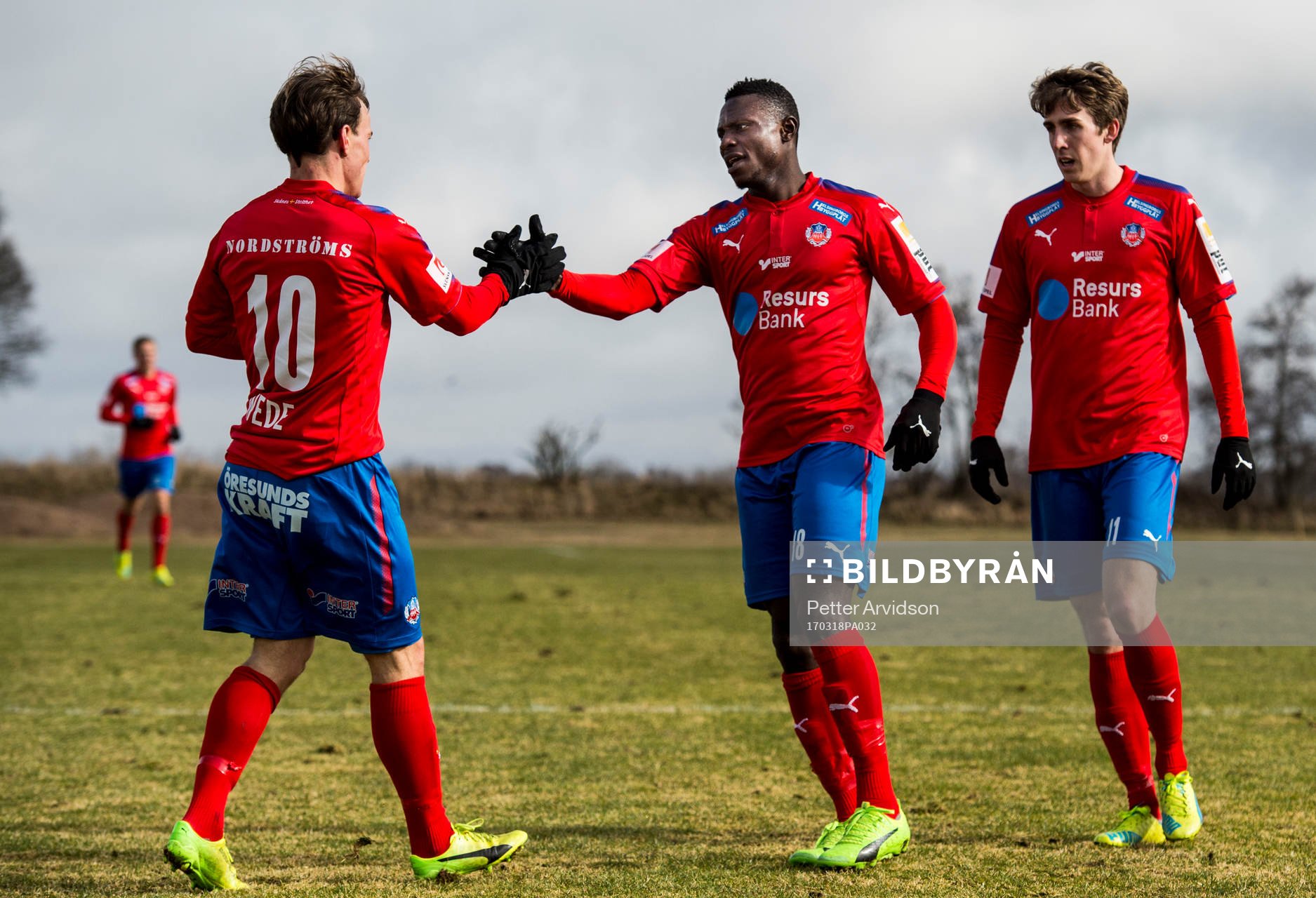 Helsingborgs Anton Wede jublar med Oke Akpoveta
