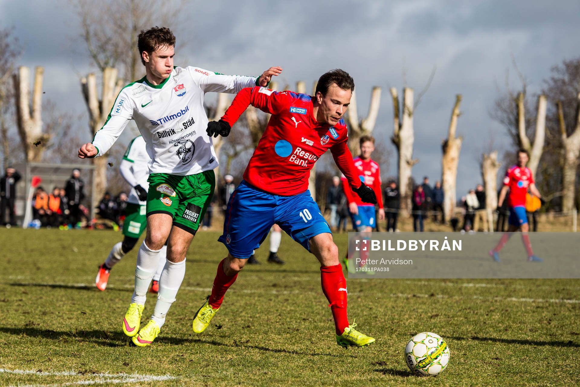 Prespas Victor Sköld och Helsingborgs Anton Wede under en träningsmatch i fotboll mellan Helsingborg och Prespa Birlik den 18 mars 2017 i Strövelstorp.