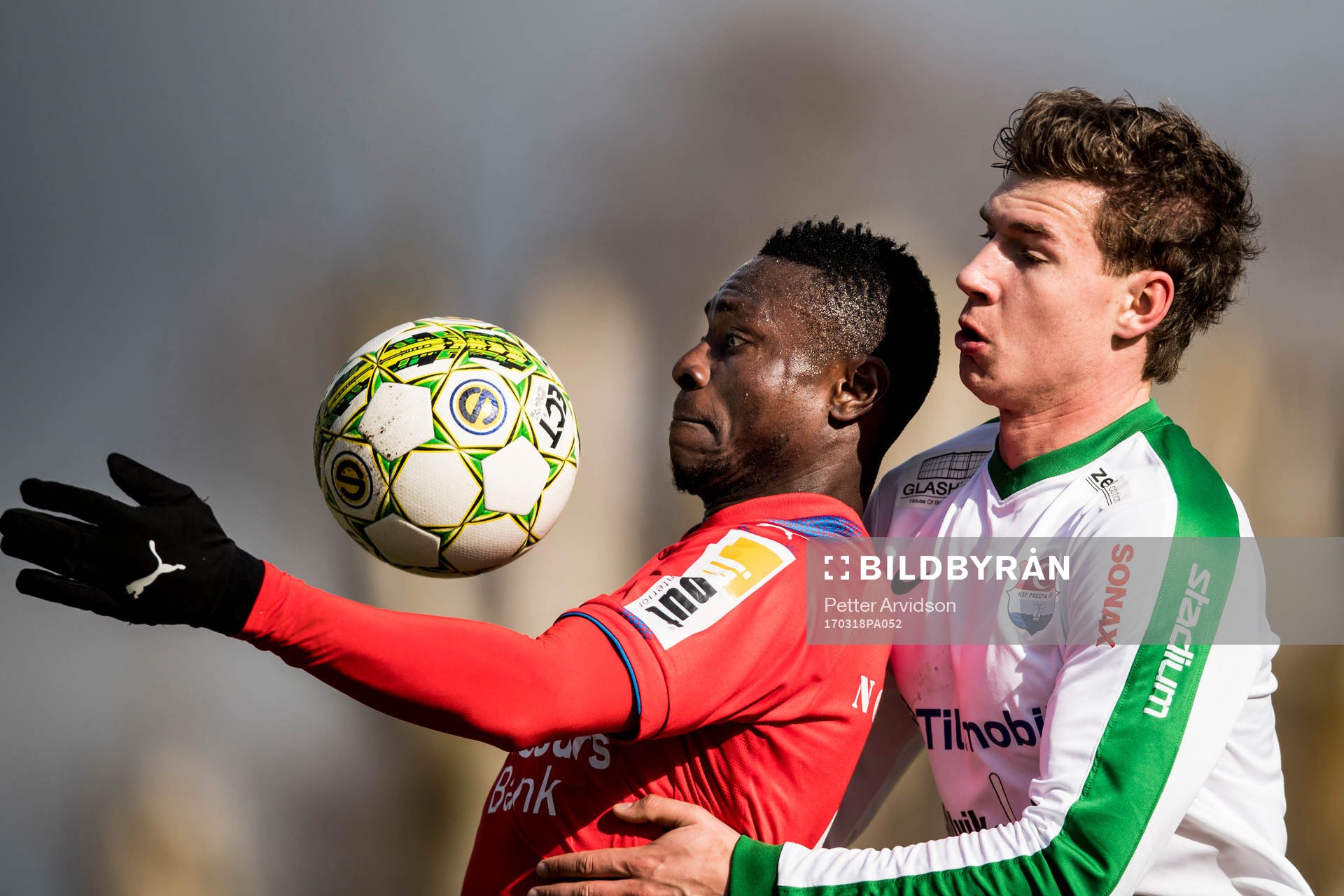 Helsingborgs Oke Akpoveta och Prespas Victor Sköld under en träningsmatch i fotboll mellan Helsingborg och Prespa Birlik den 18 mars 2017 i Strövelstorp.