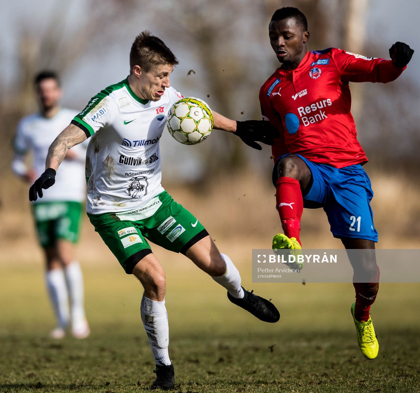 Prespas Anton Viklund och Helsingborgs Monday Samuel under en träningsmatch i fotboll mellan Helsingborg och Prespa Birlik den 18 mars 2017 i Strövelstorp.