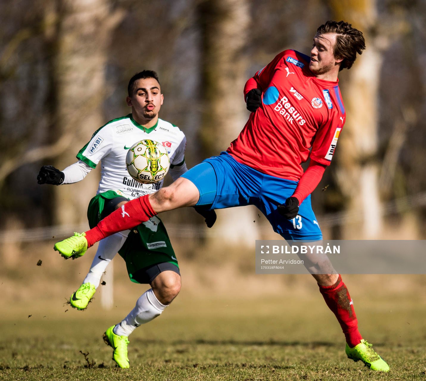 Prespas Mohammad El Kayed och Helsingborgs Alexander Achinioti-Jönsson under en träningsmatch i fotboll mellan Helsingborg och Prespa Birlik den 18 mars 2017 i Strövelstorp.