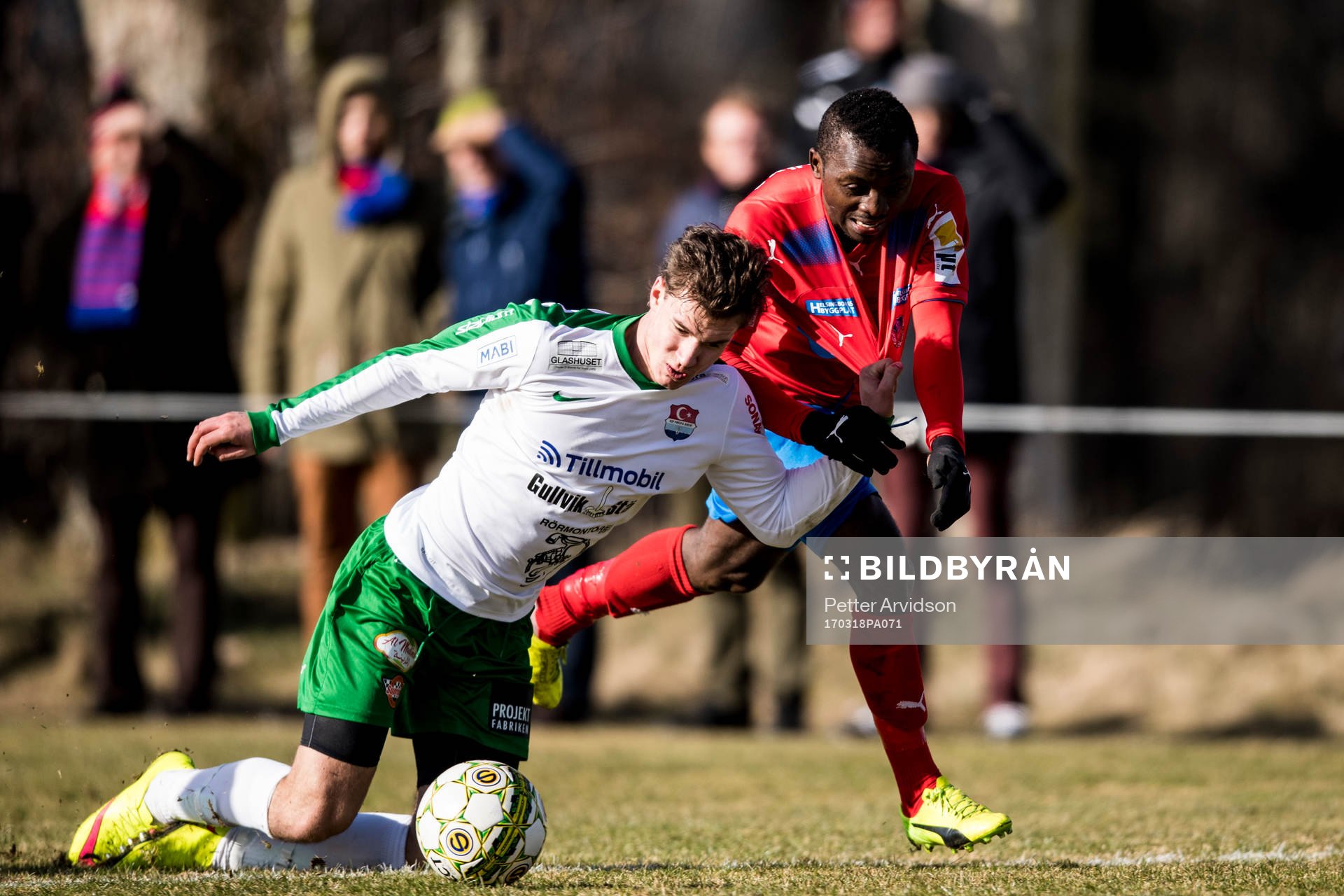 Helsingborgs Monday Samuel i kamp med Prespas Victor Sköld under en träningsmatch i fotboll mellan Helsingborg och Prespa Birlik den 18 mars 2017 i Strövelstorp.