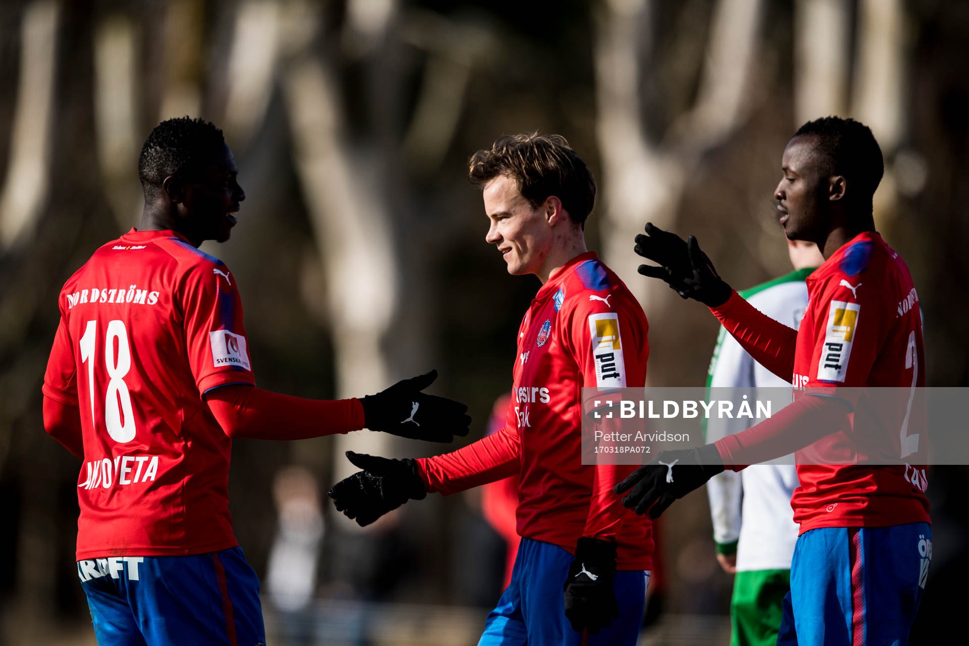 Helsingborgs Oke Akpoveta och Monday Samuel jublar med