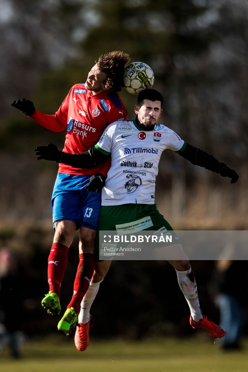 Helsingborgs Alexander Achinioti-Jönsson i nickduell med Prespas Onur Körhan under en träningsmatch i fotboll mellan Helsingborg och Prespa Birlik den 18 mars 2017 i Strövelstorp.