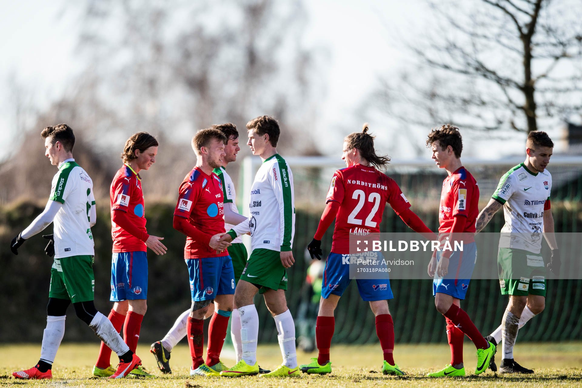 Spelarna tackar varandra