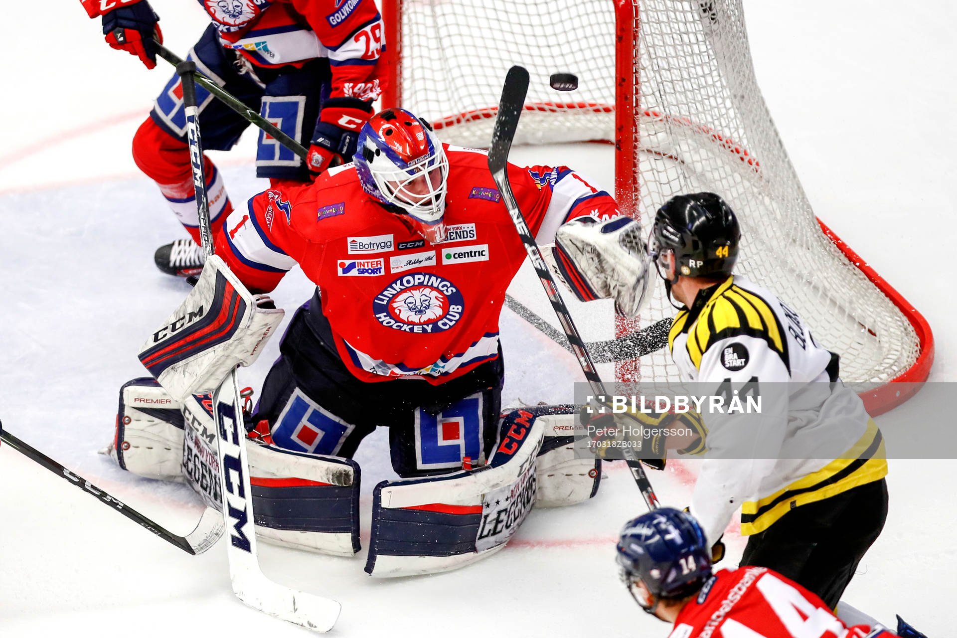 Brynäs Jacob Blomqvist med en målchans framför