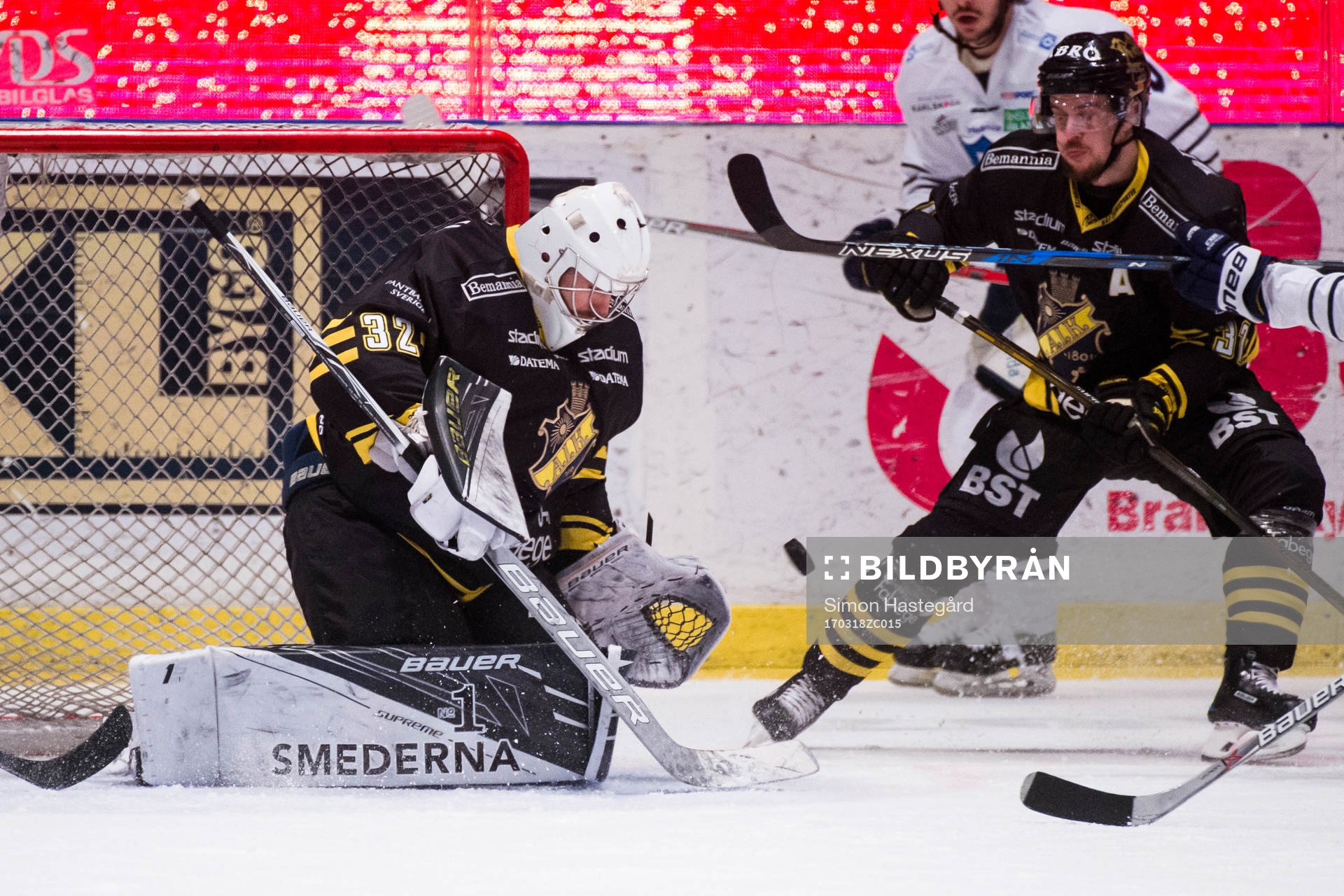 s målvakt Gasper Kroselj räddar skott