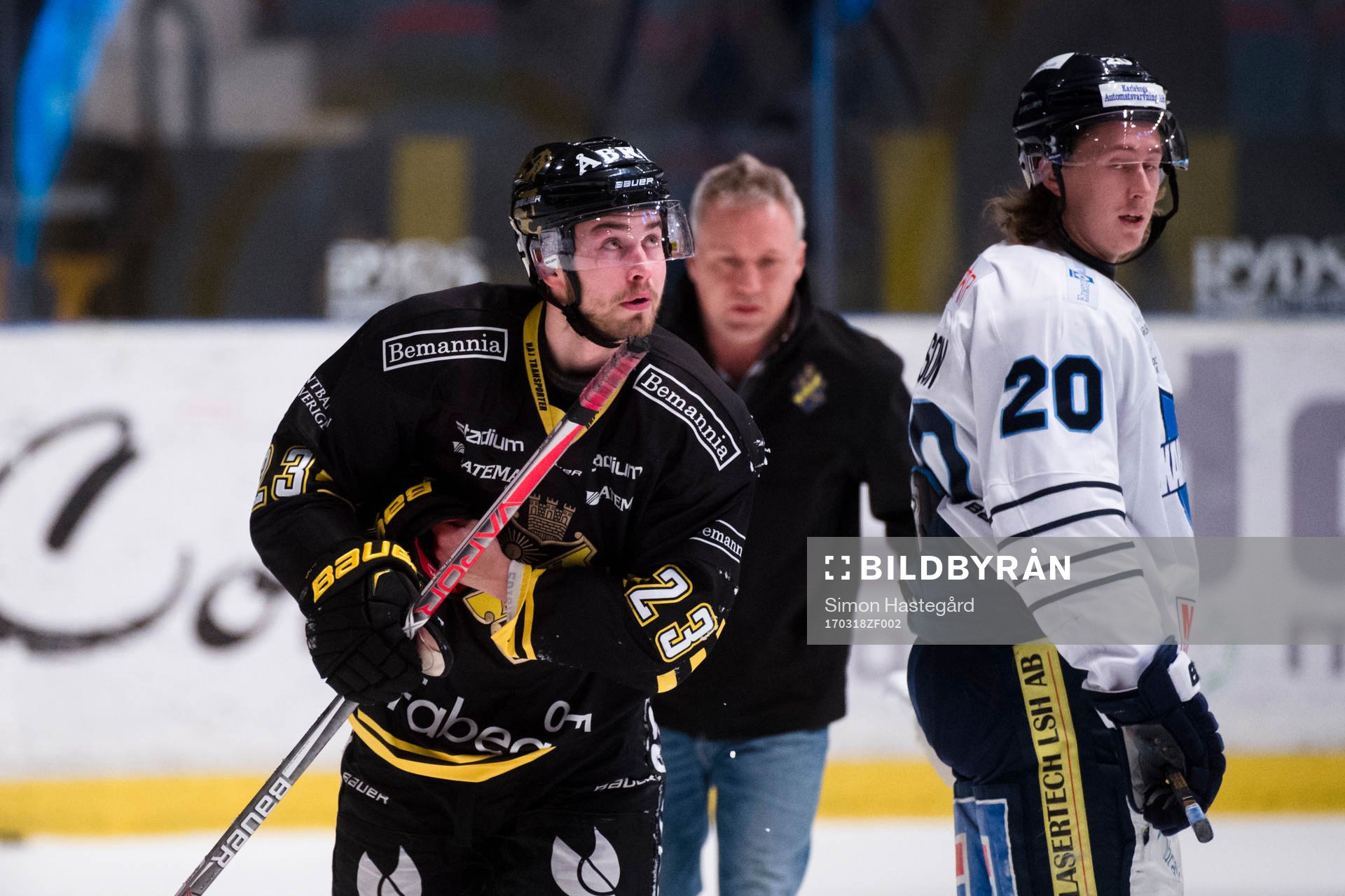 s Victor Ekvarv lämnar isen