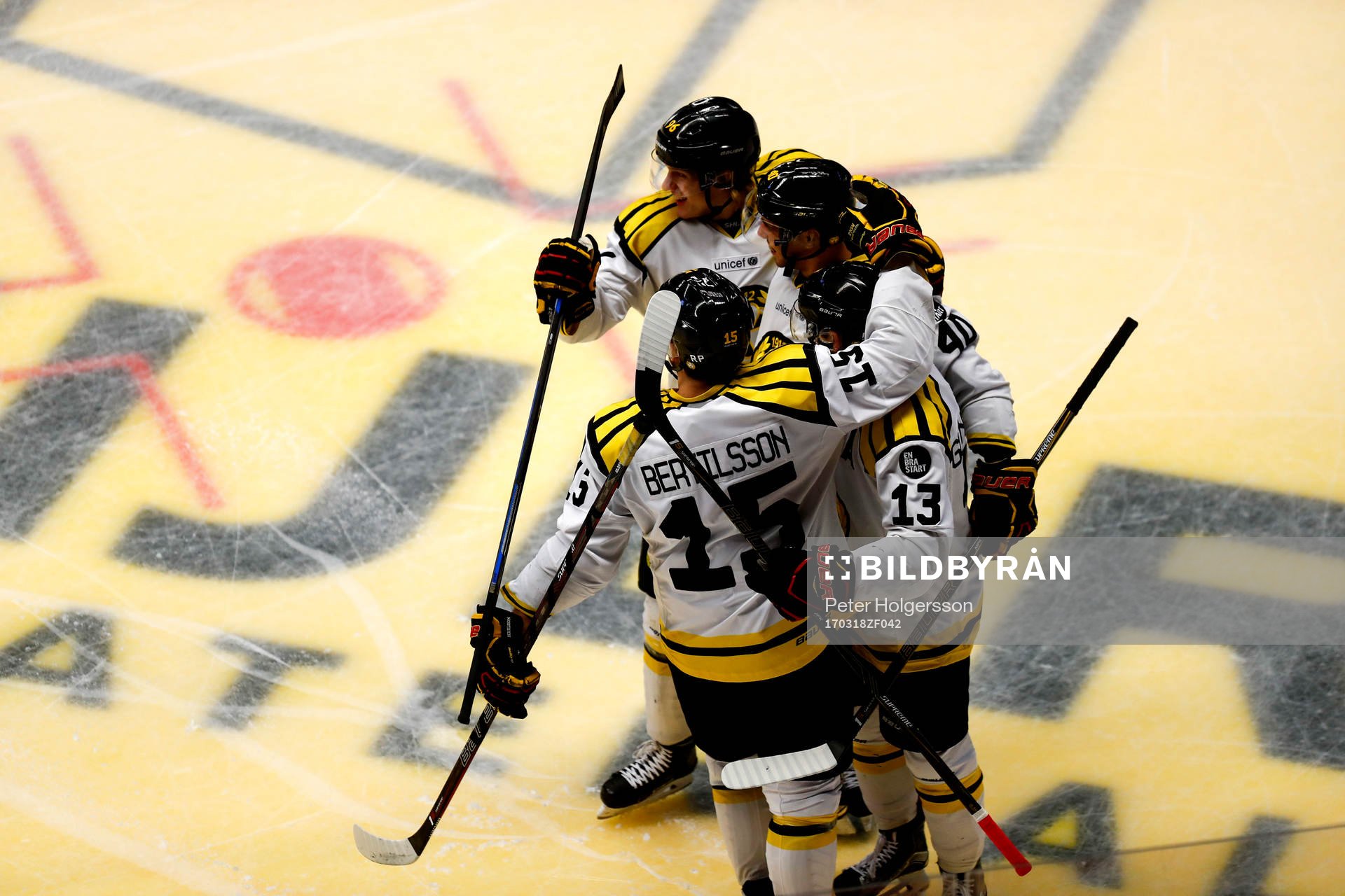 Brynäs Jesper Jensen jublar med lagkamrater