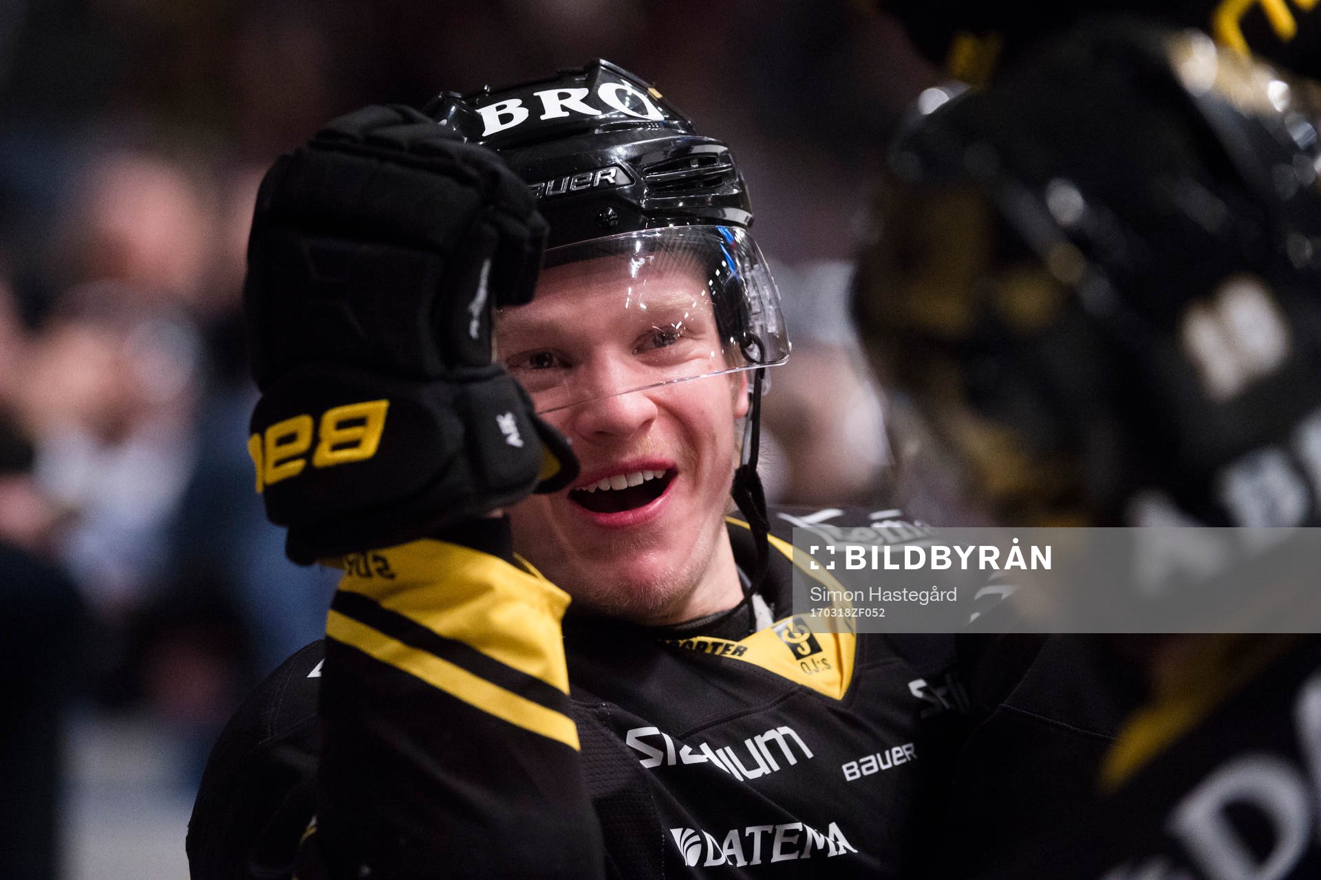s Mads Larsen jublar i båset