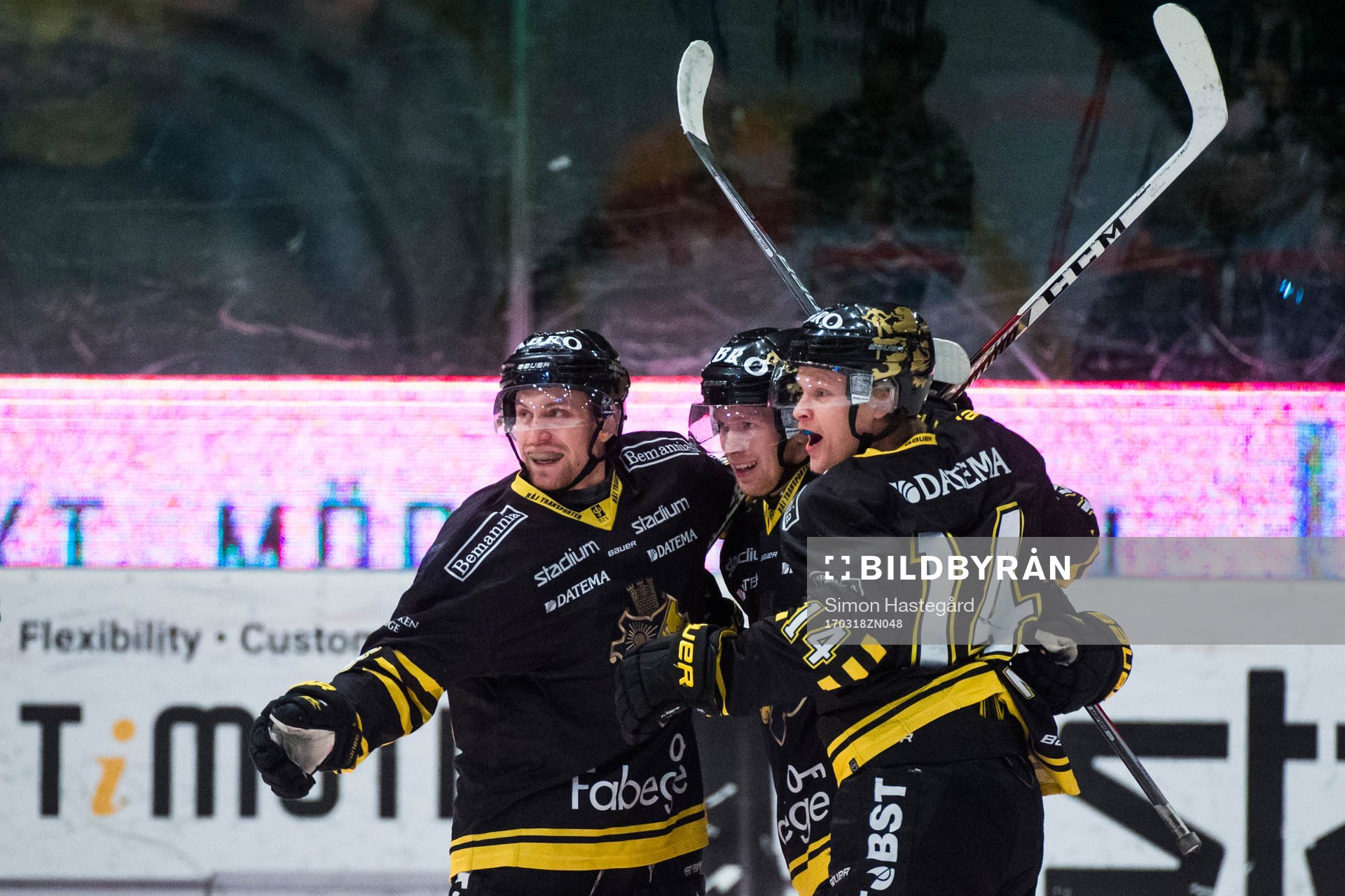 s Jens Jakobs , Nicklas Heinerö och Mads Larsen jublar