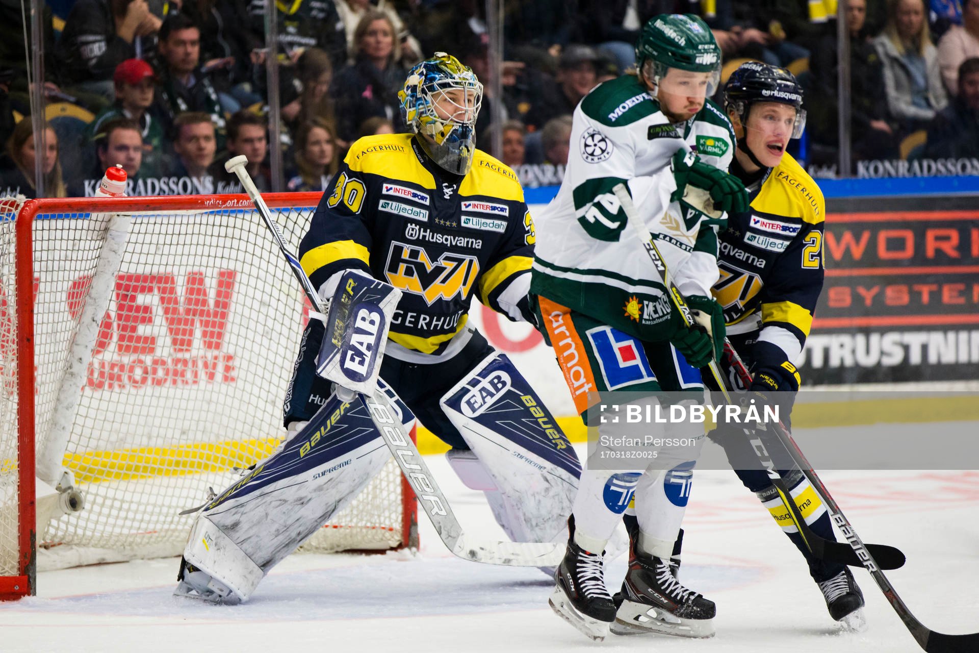 s målvakt Linus Söderström försöker se pucken över