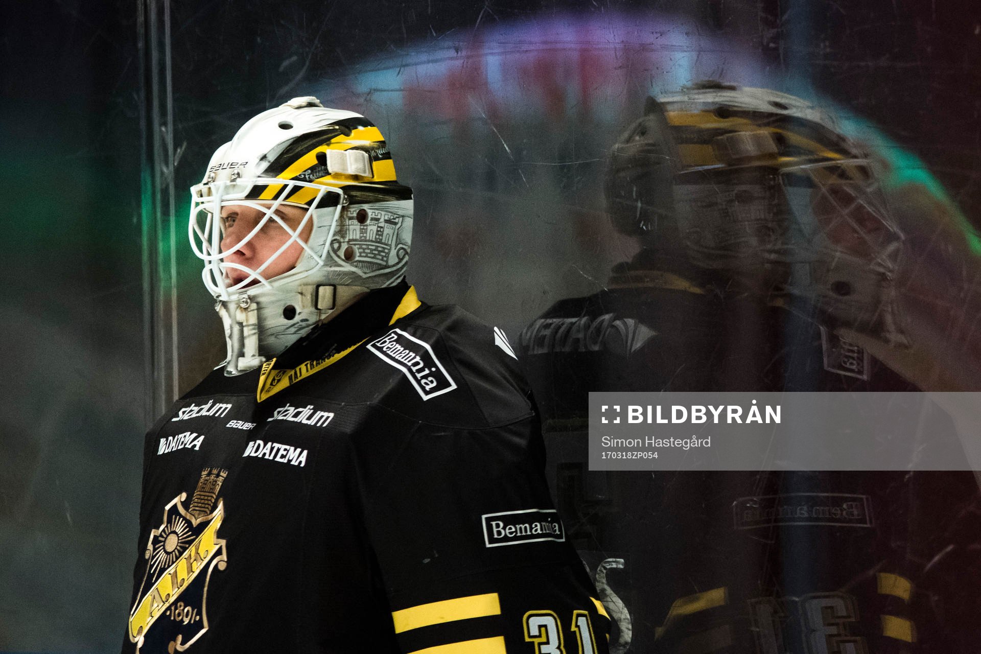 s målvakt Linus Lundin före  ishockeymatchen i