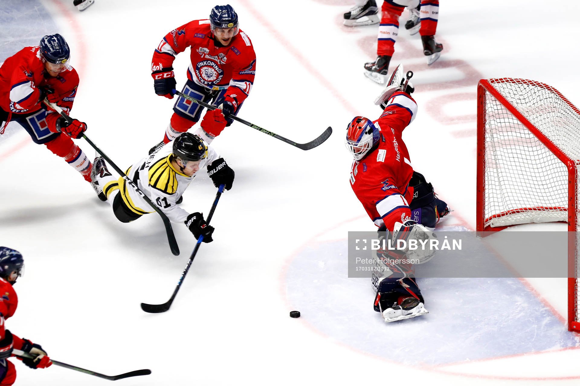 Brynäs Juuso Ikonen oroar framför Linköpings målvakt