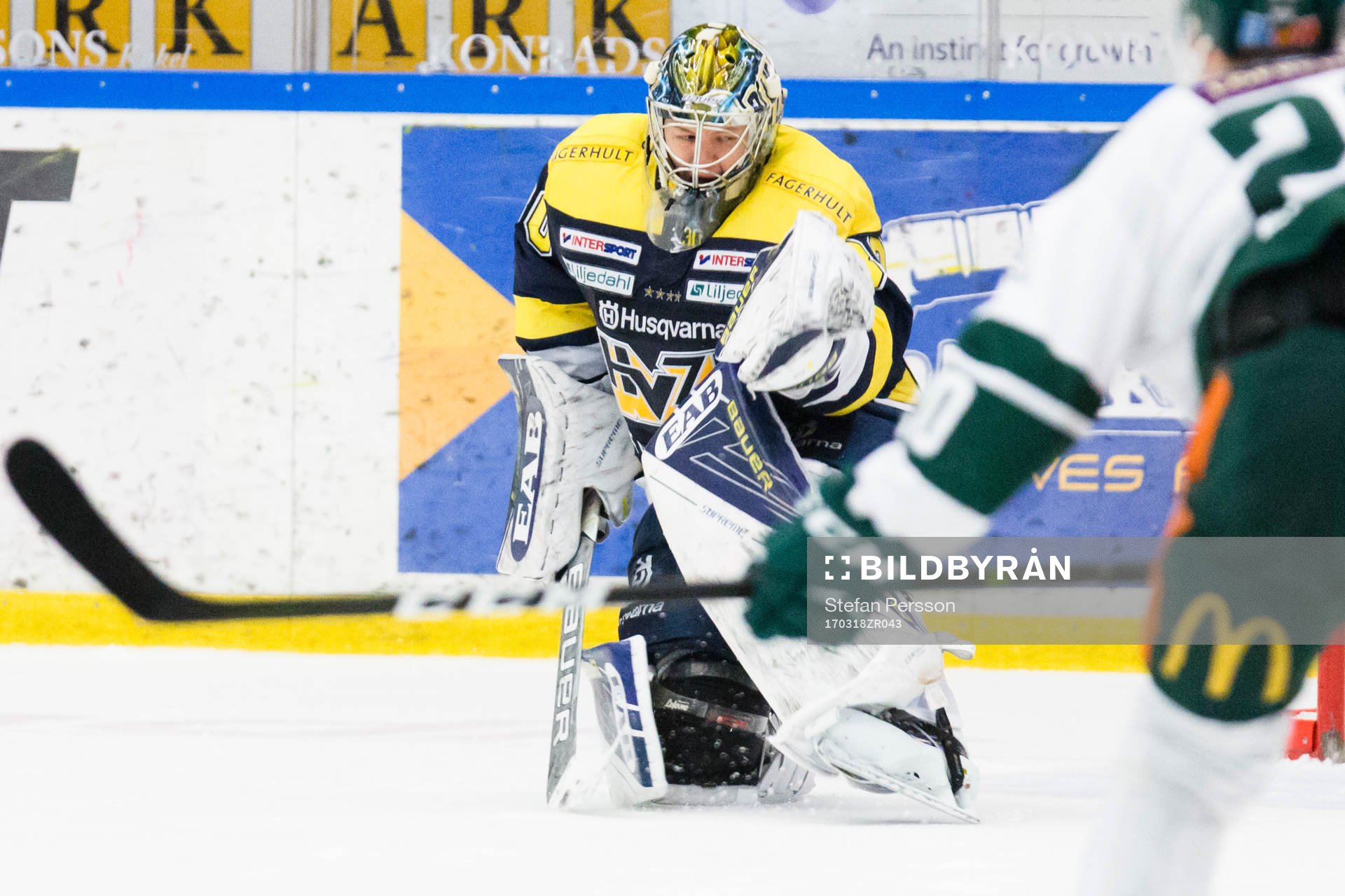 s målvakt Linus Söderström räddar