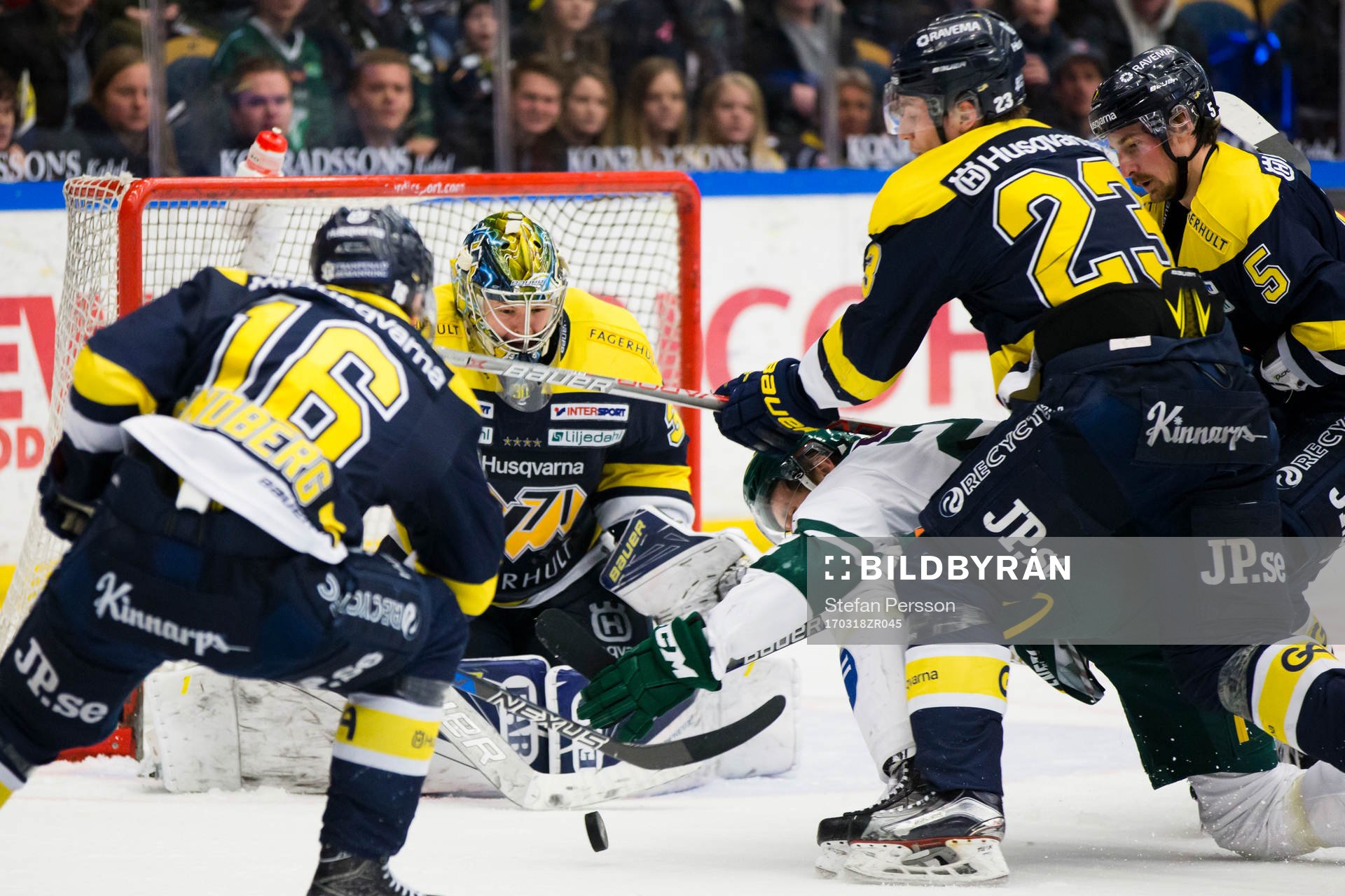 s målvakt Linus Söderström räddar