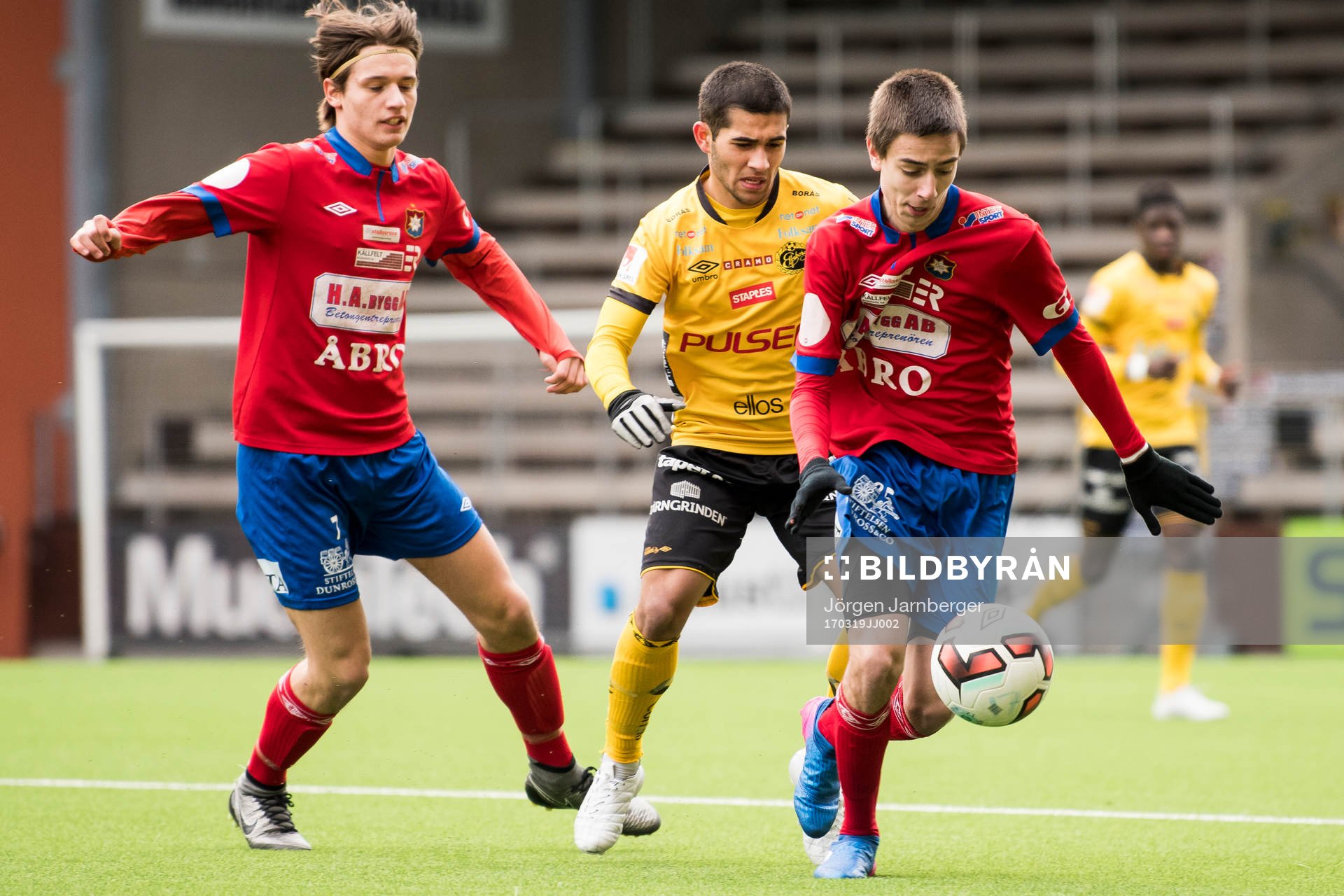 Elfsborgs Eduart Iljazi o kamp med Örgrytes Tyler Sernling