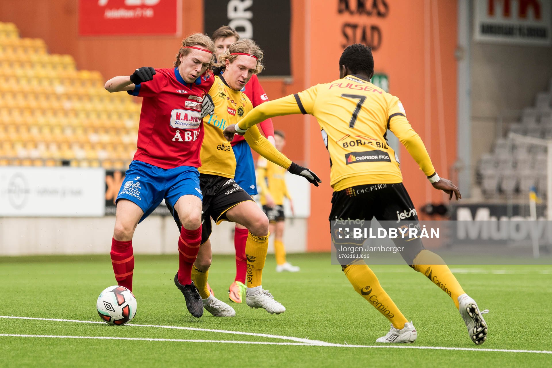 Örgrytes Tom Engvall och Elfsborgs Gustav Apelqvist i kamp