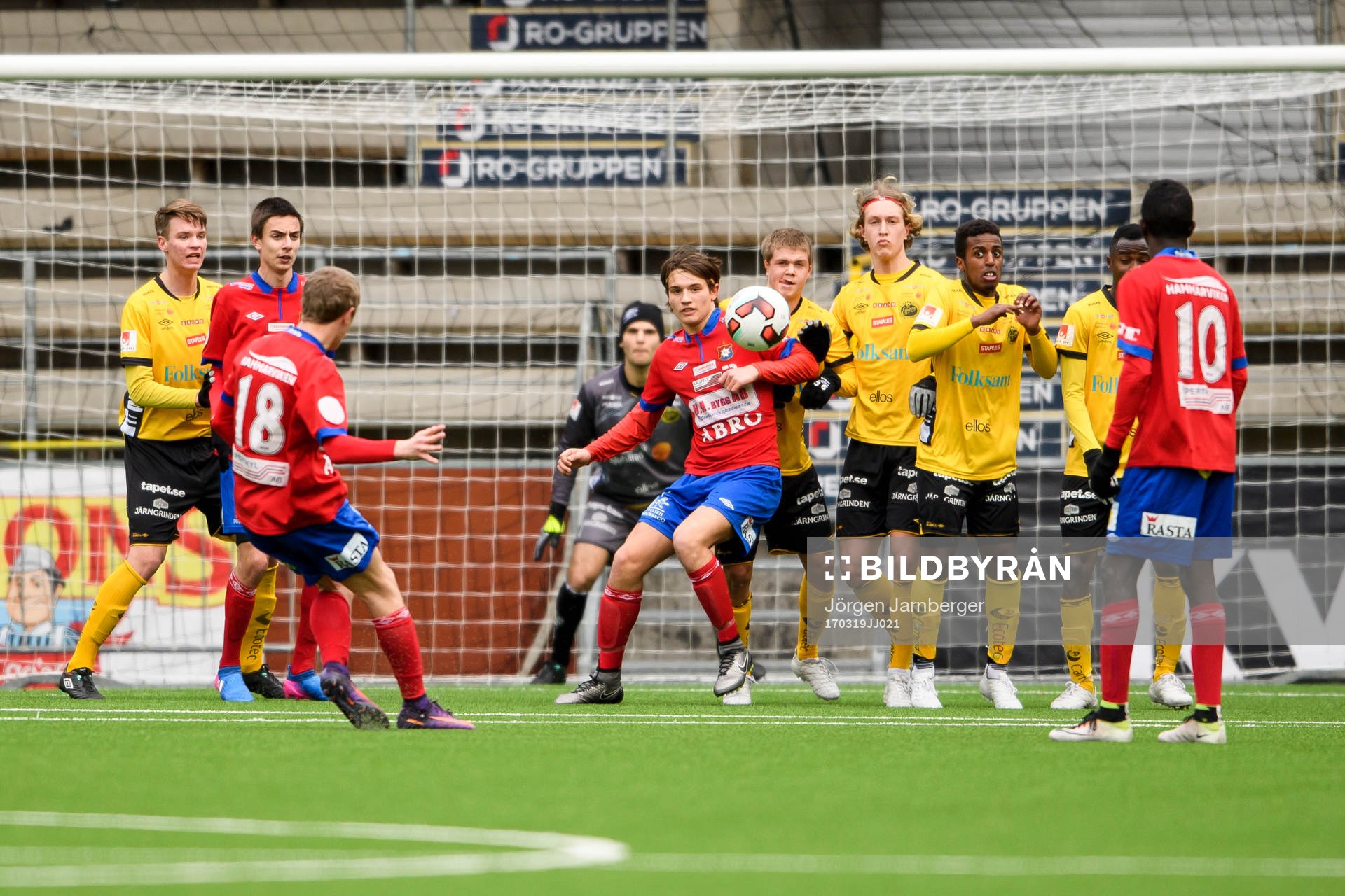 Örgrytes Kasper Davidsson skjuter frispark