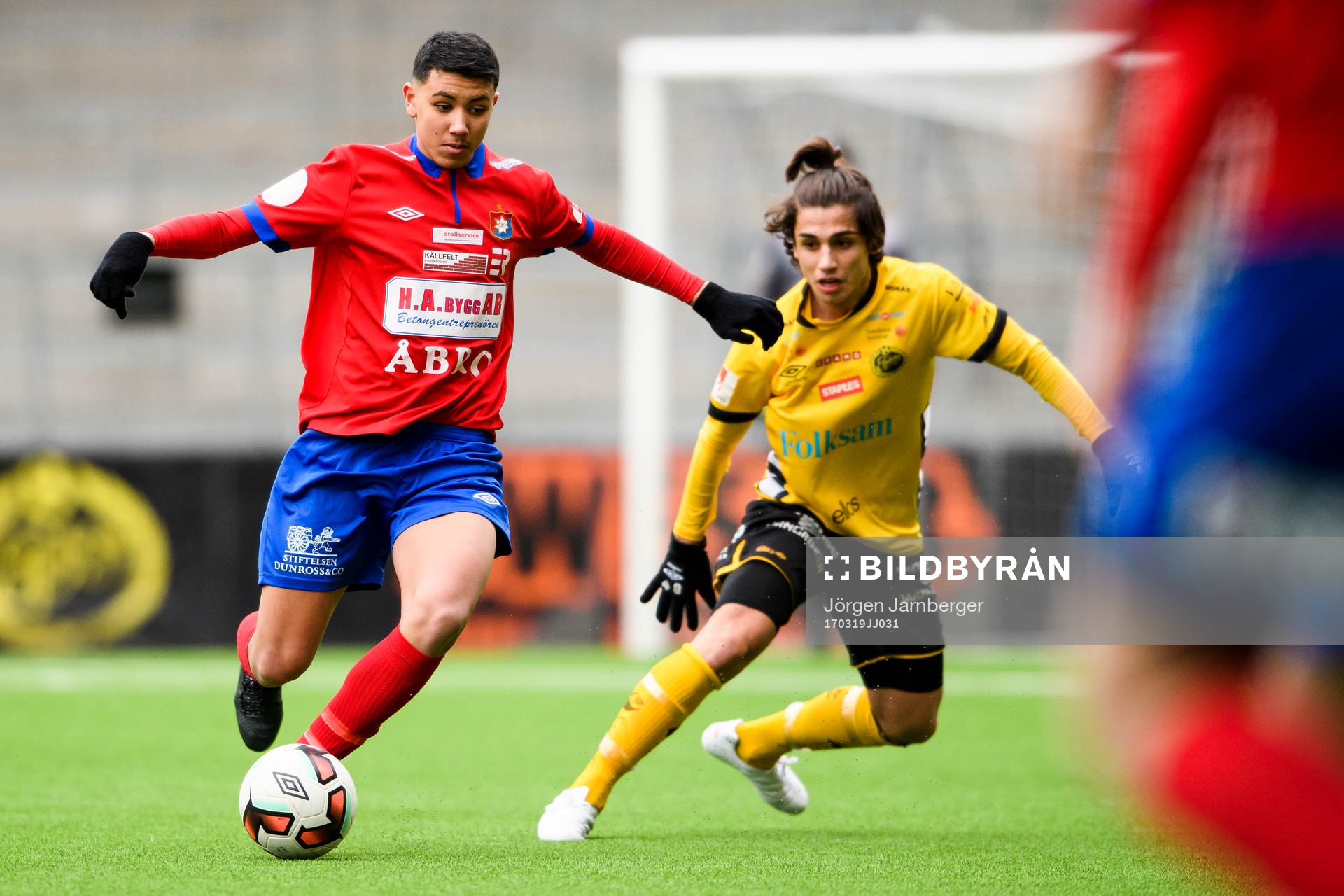 Örgrytes Zakaria Rhya och Elfsborgs Makwan Sawsani under fotbollsmatchen i Ligacupen U17 mellan Elfsborg och Örgryte den 19 mars 2017 i Borås.