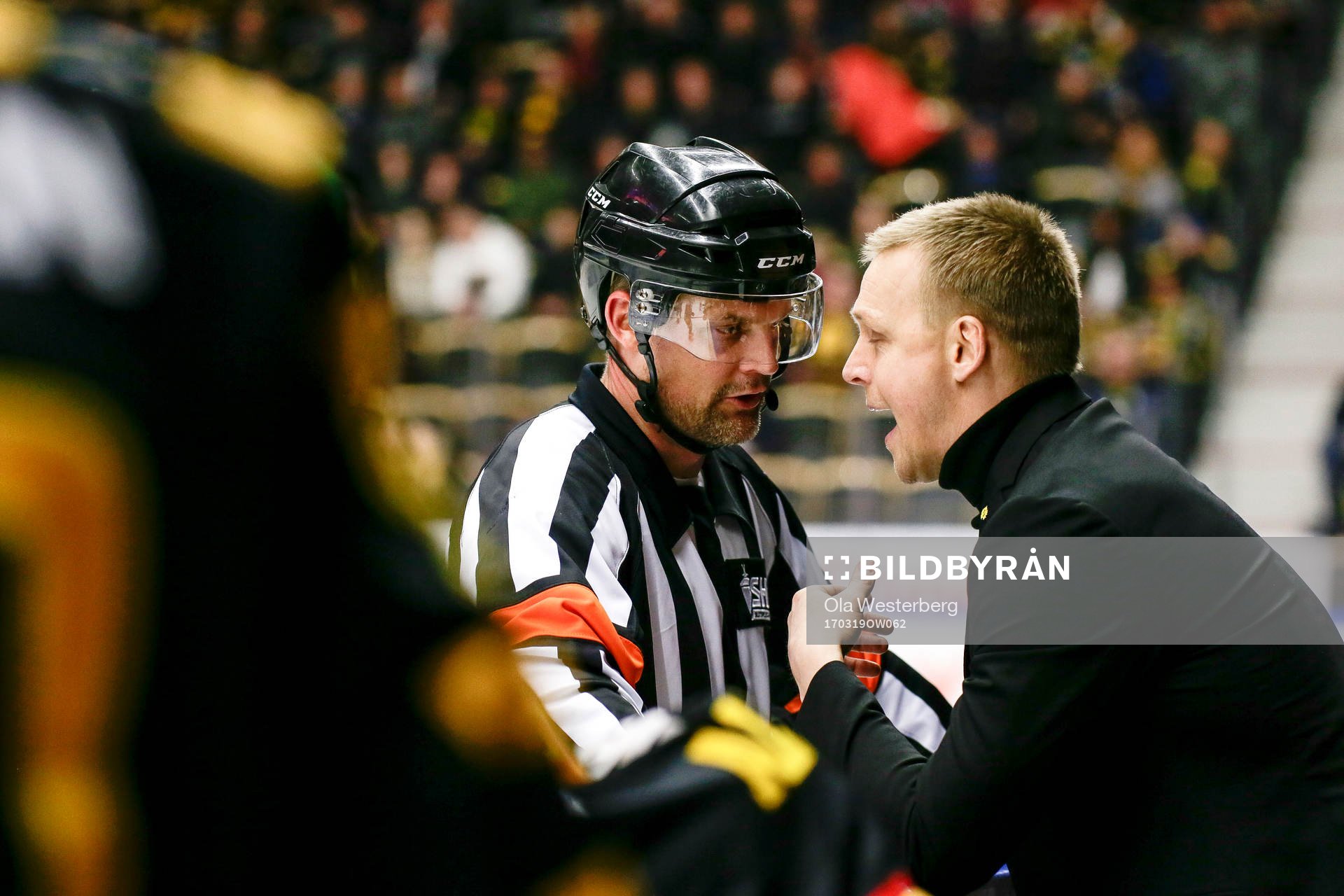 Skellefteås assisterande tränare Bert Robertsson i samtal