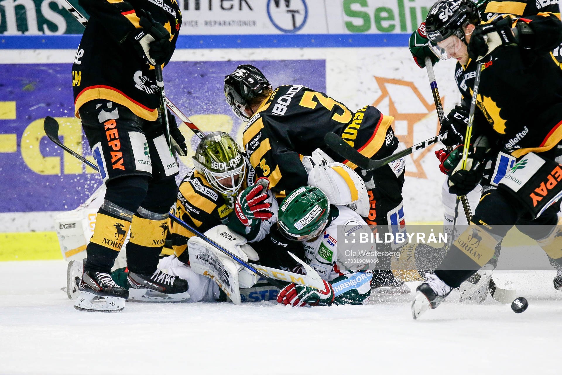 Skellefteås Niclas Burström  och målvakt Joni Ortio