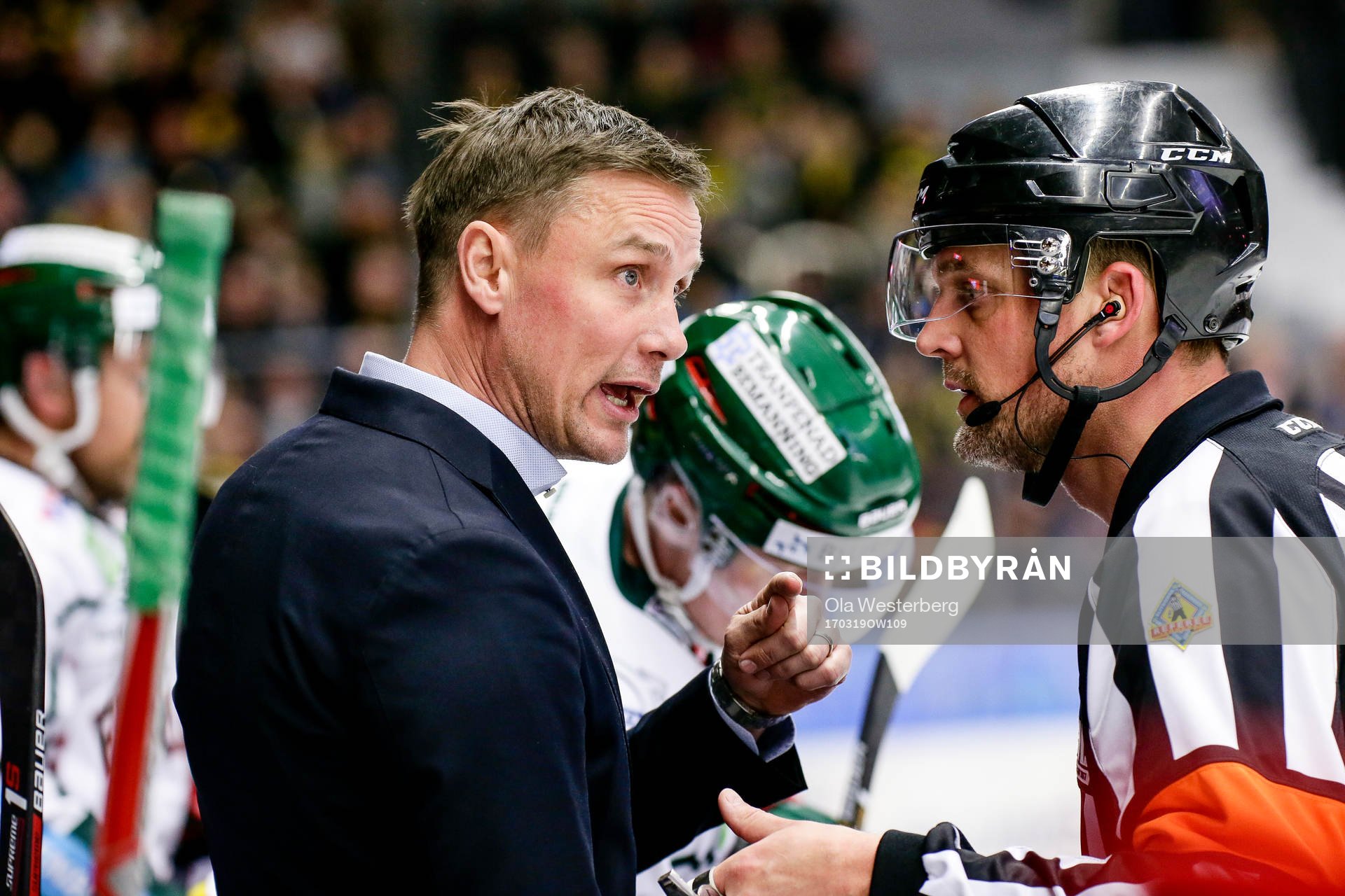 Frölundas tränare Roger Rönnberg pratar med domare