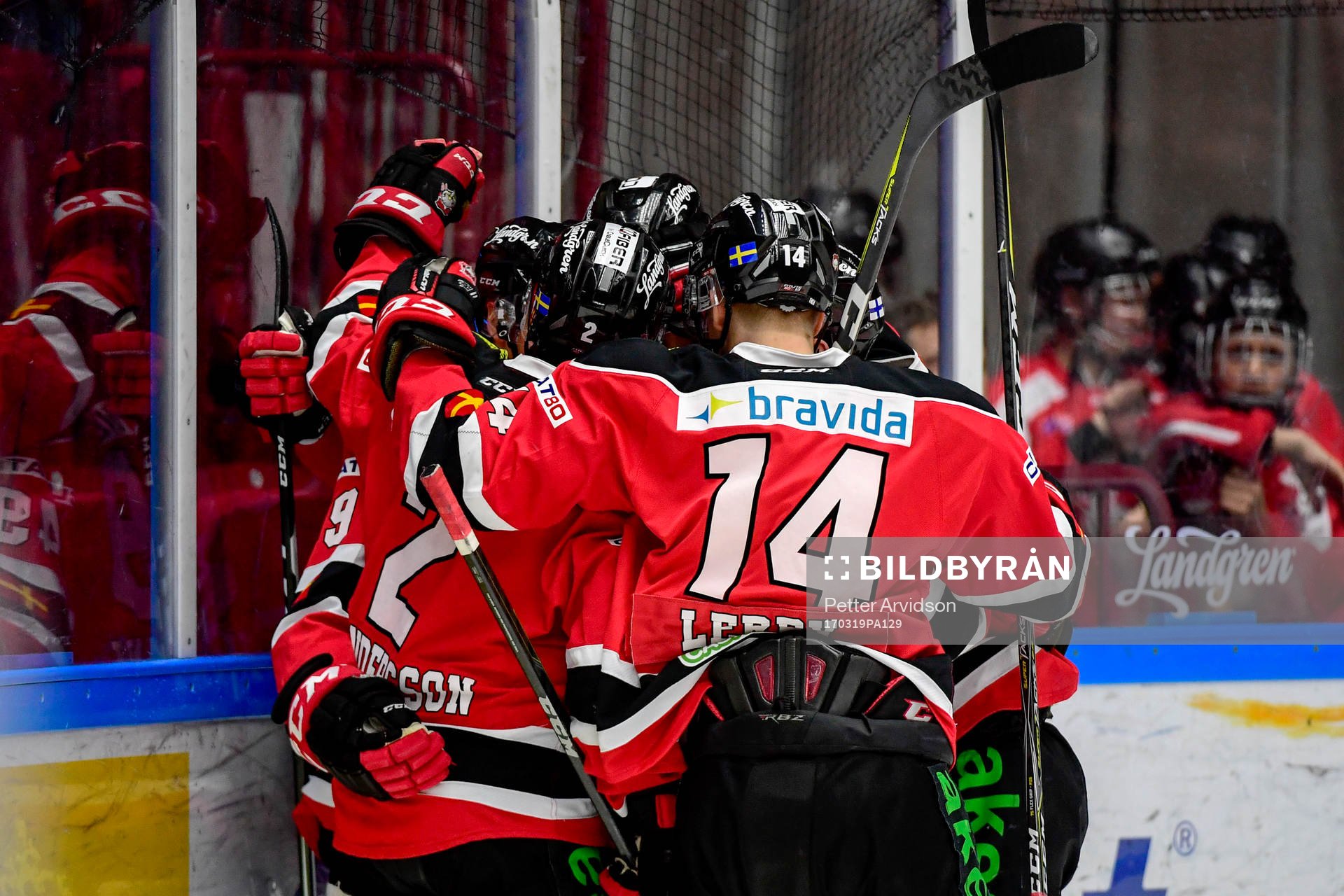 Malmö Redhawks Rhett Rakhshani jublar med lagkamrater