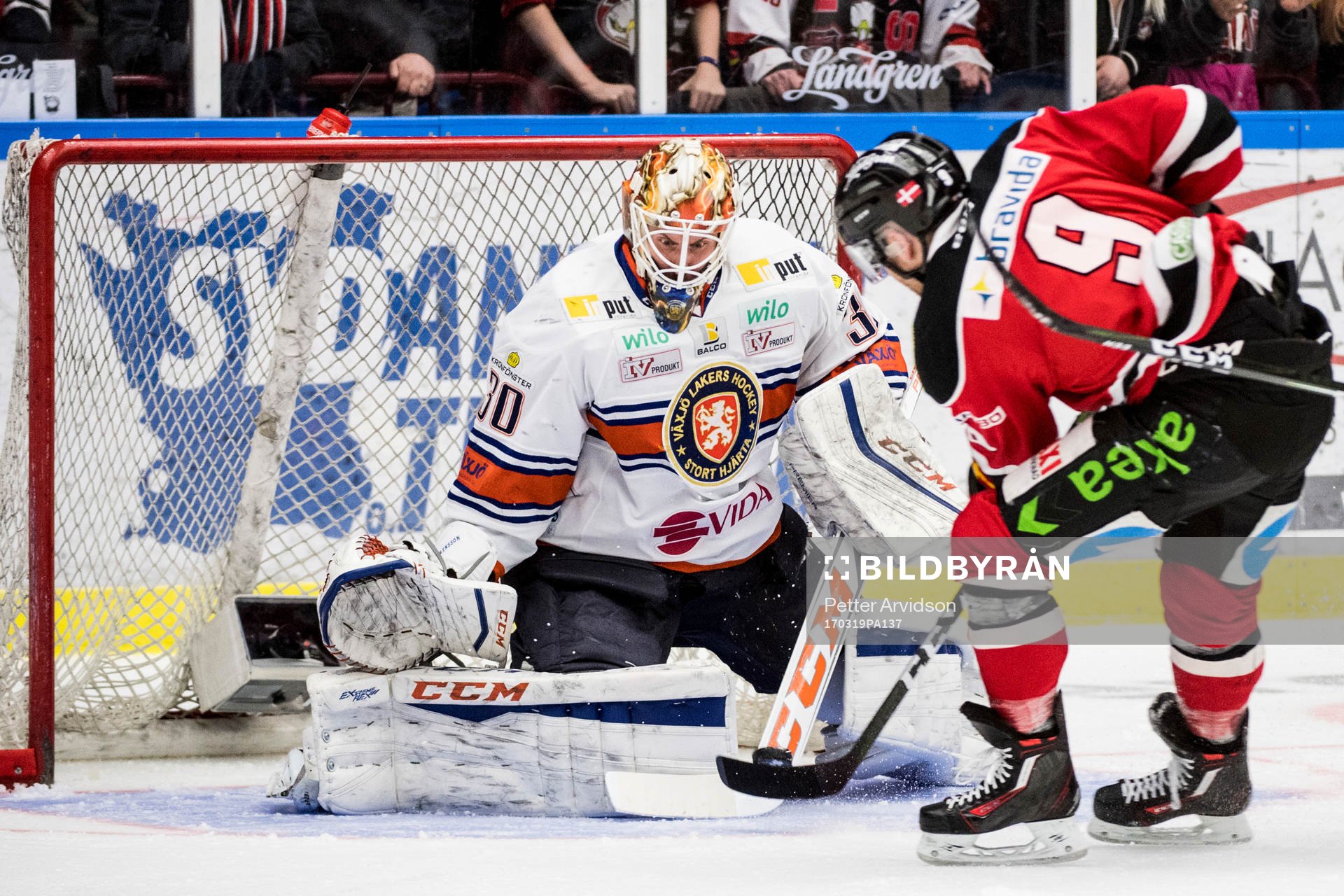 Malmö Redhawks Frederik Storm oroar framför Växjös