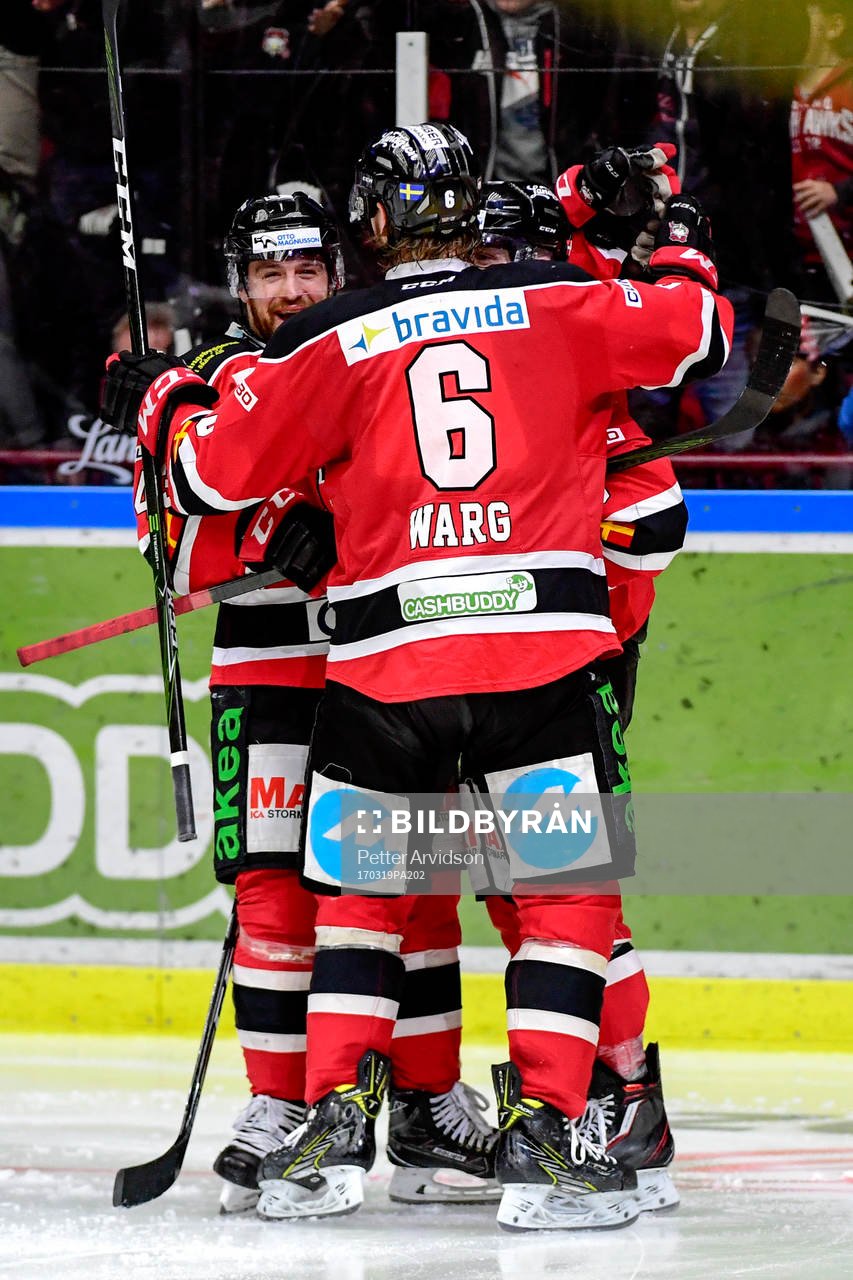 Malmö Redhawks Frederik Storm jublar med lagkamrater