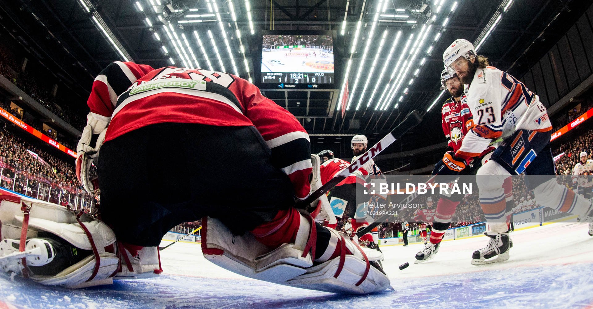 Växjös Ville Leino oroar framför Malmö Redhawks