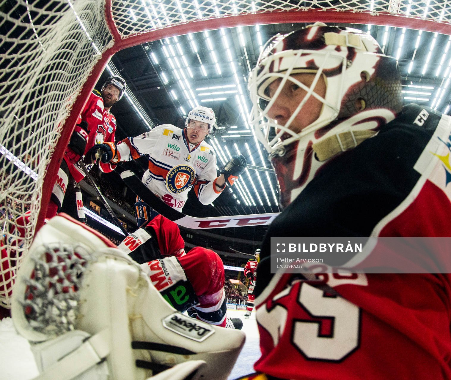 Växjös Jeff Tambellini oroar vid Malmö Redhawks målvakt
