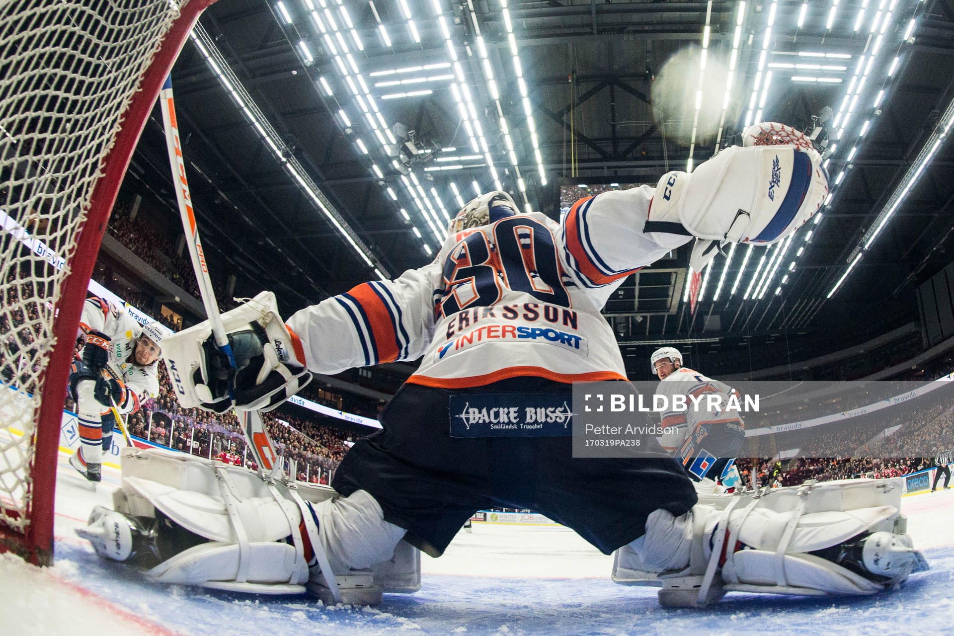 Växjös målvakt Joacim Eriksson gör en räddning