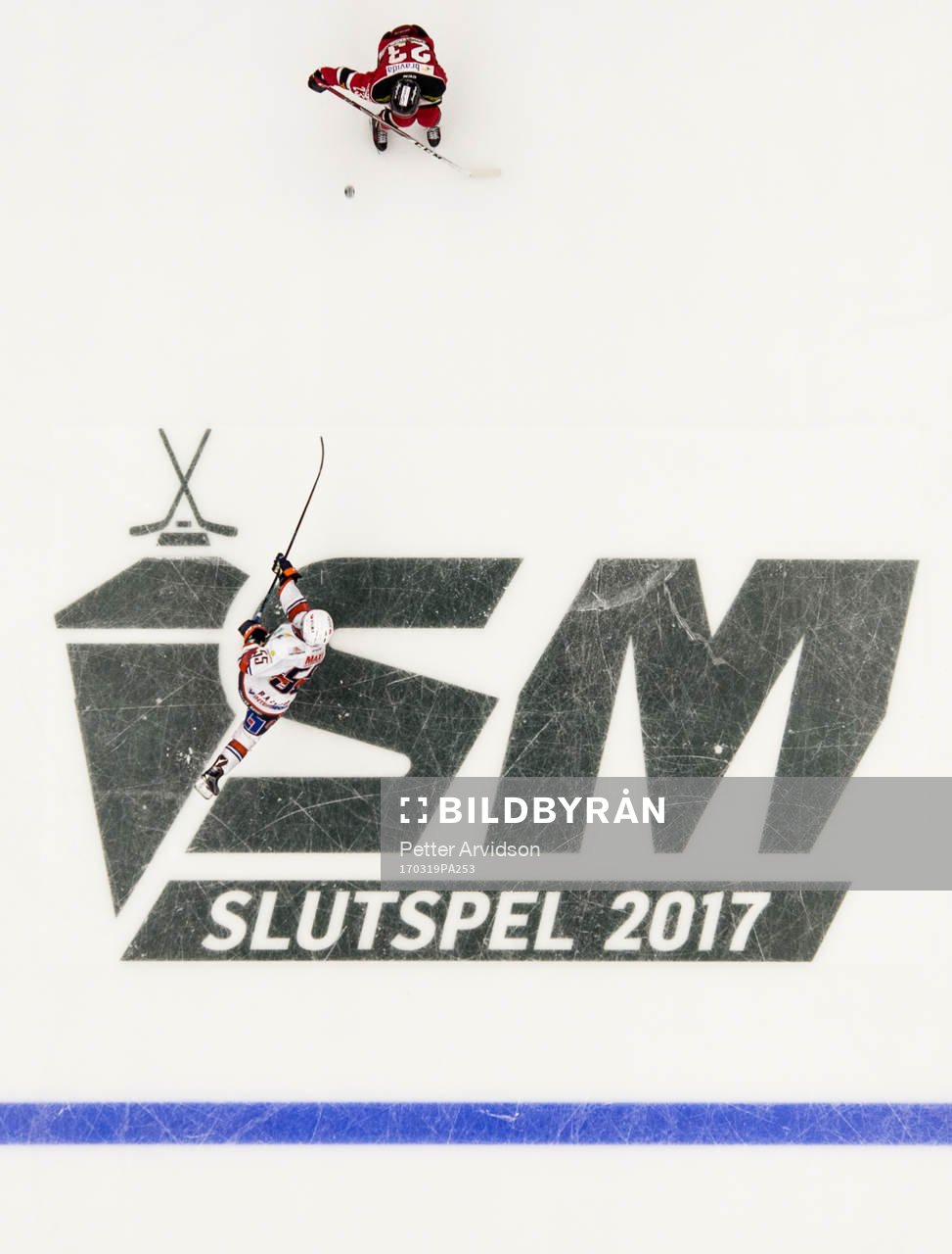 Växjös Nick Bailen skjuter mot Malmö Redhawks