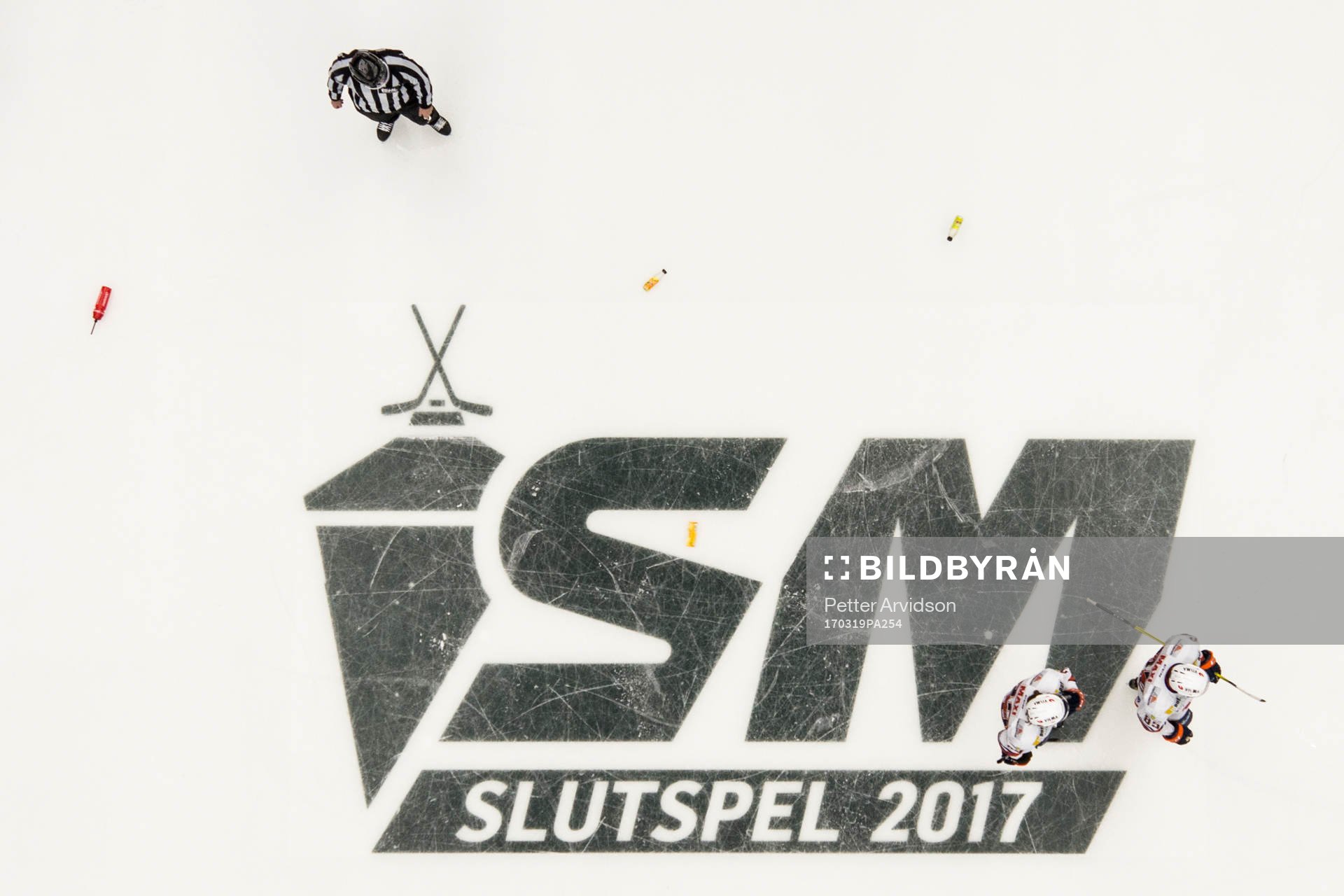 Publiken har kastat in flaskor på isen